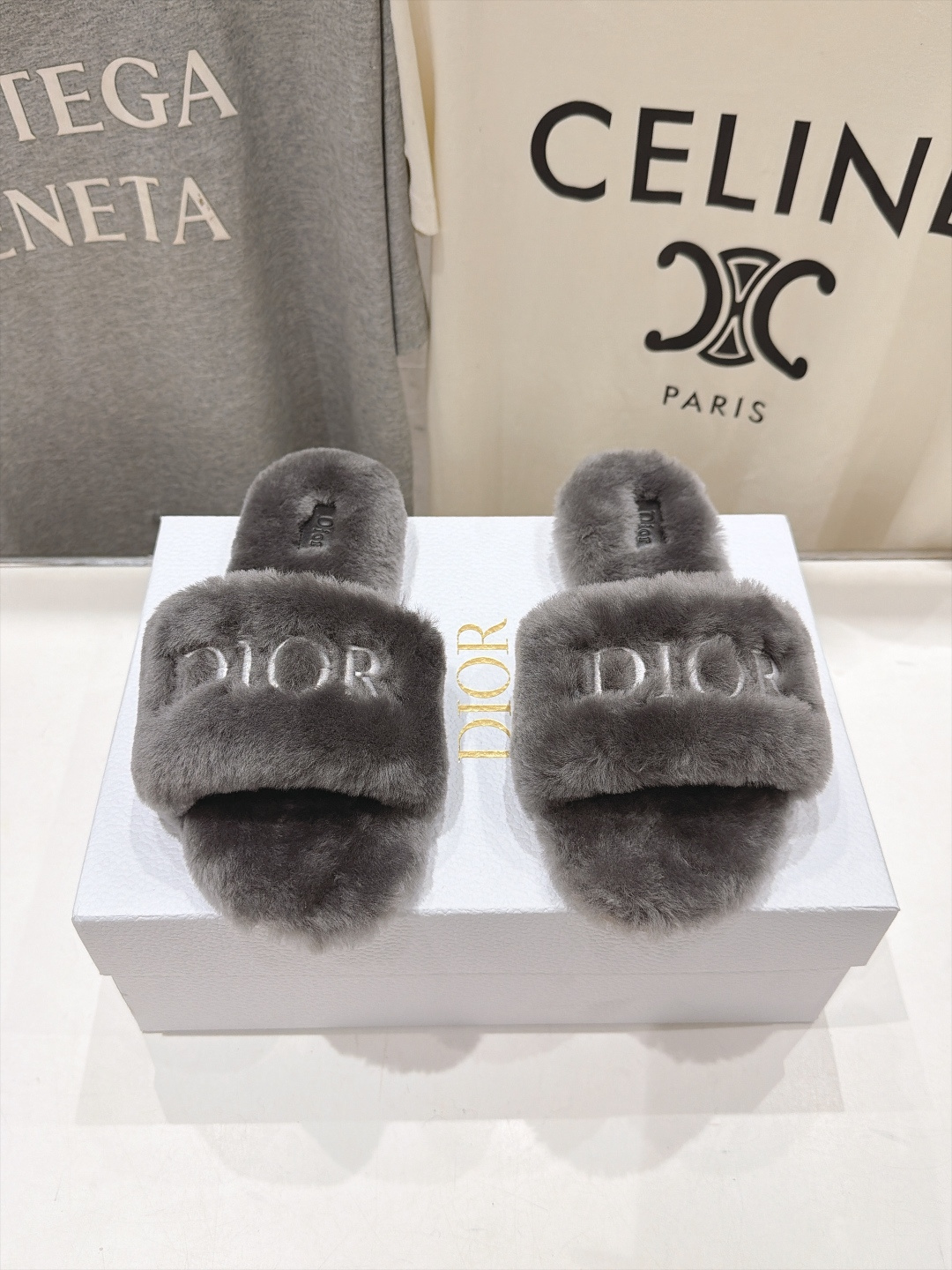 高版本出厂  Dior/迪奥F075 2026ss秋冬新款字母平底毛毛拖鞋！经典立体刺绣搭配进口羊毛，舒适度百分百！冬季