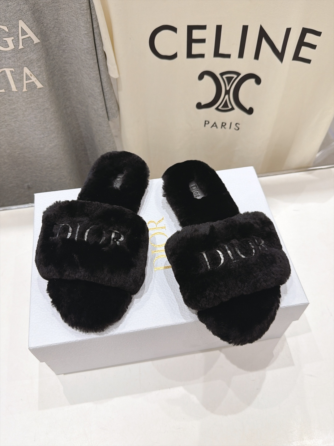 高版本出厂  Dior/迪奥F075 2026ss秋冬新款字母平底毛毛拖鞋！经典立体刺绣搭配进口羊毛，舒适度百分百！冬季