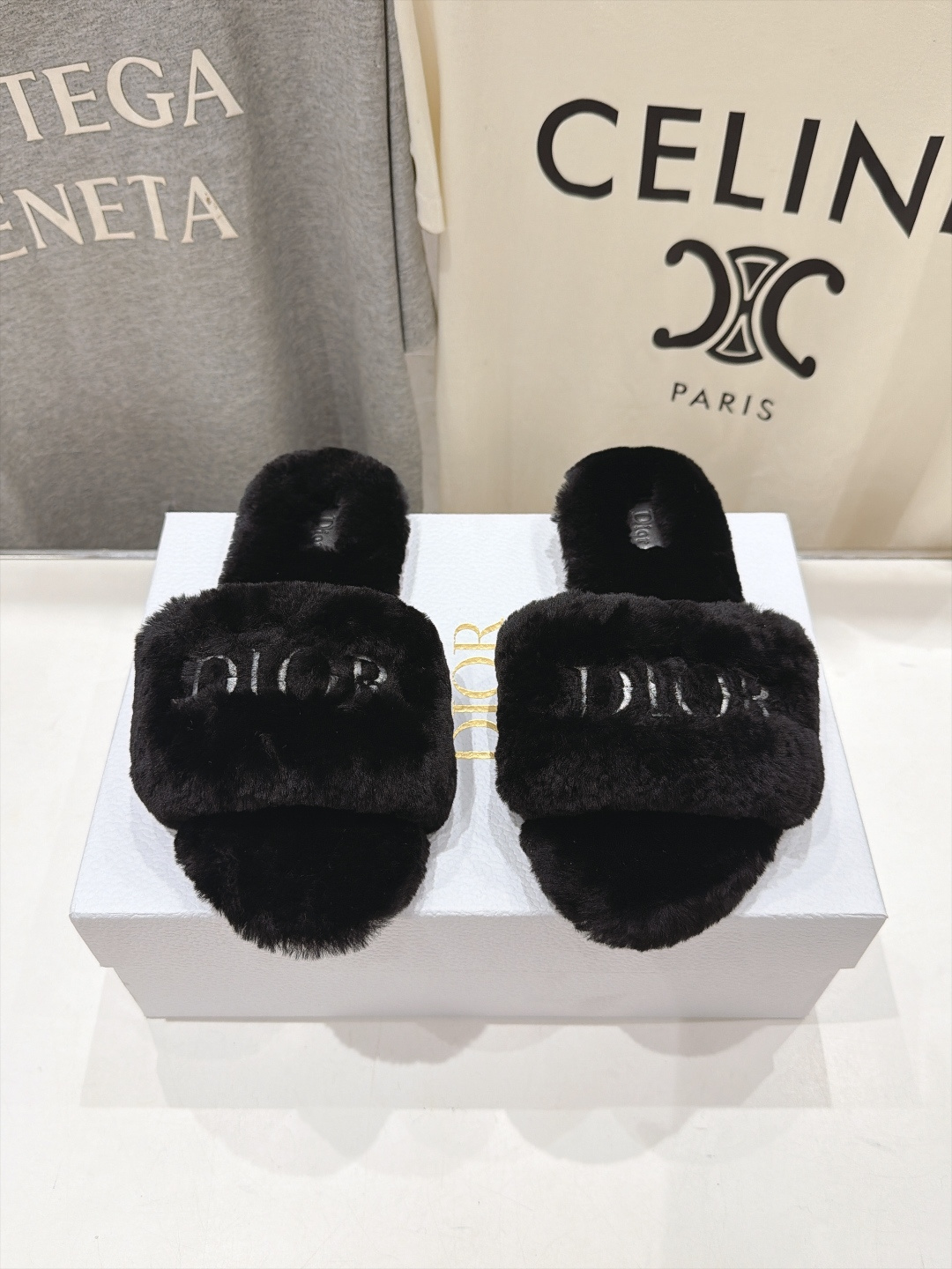 高版本出厂  Dior/迪奥F075 2026ss秋冬新款字母平底毛毛拖鞋！经典立体刺绣搭配进口羊毛，舒适度百分百！冬季