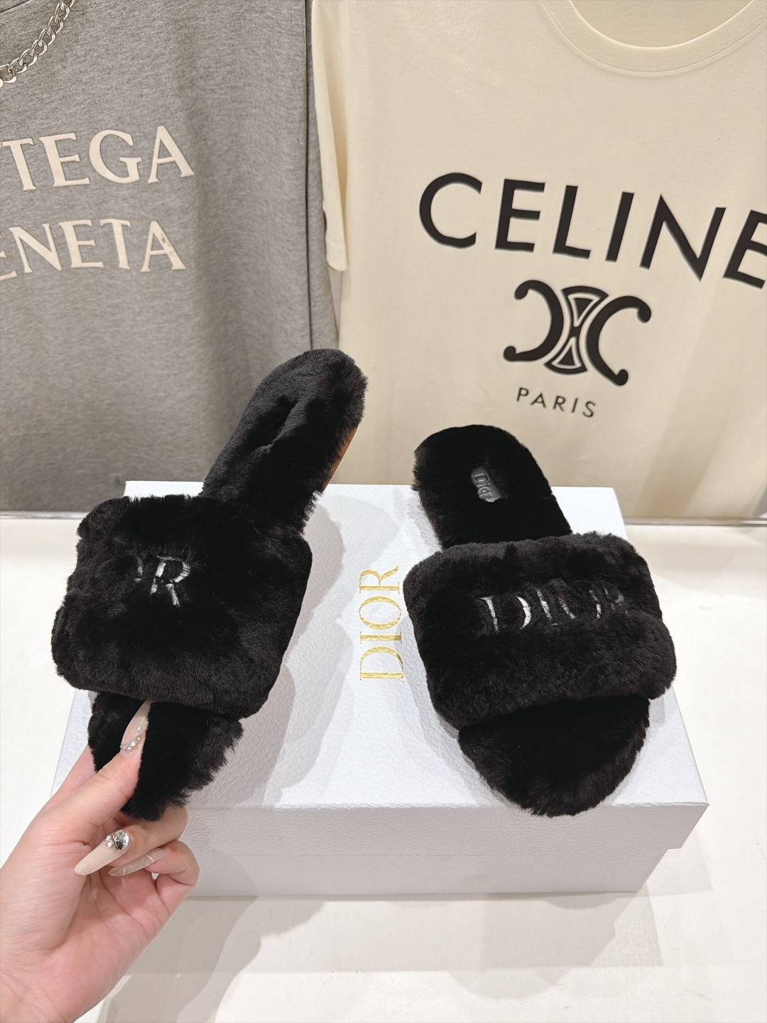 高版本出厂  Dior/迪奥F075 2026ss秋冬新款字母平底毛毛拖鞋！经典立体刺绣搭配进口羊毛，舒适度百分百！冬季