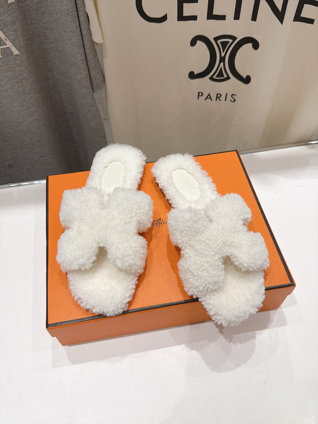 顶级出厂  Hermes*|爱马仕F075 2026ssH家新款平底毛毛拖鞋‼️ 羊羔毛特别柔软～上脚十分显白～软绵绵的