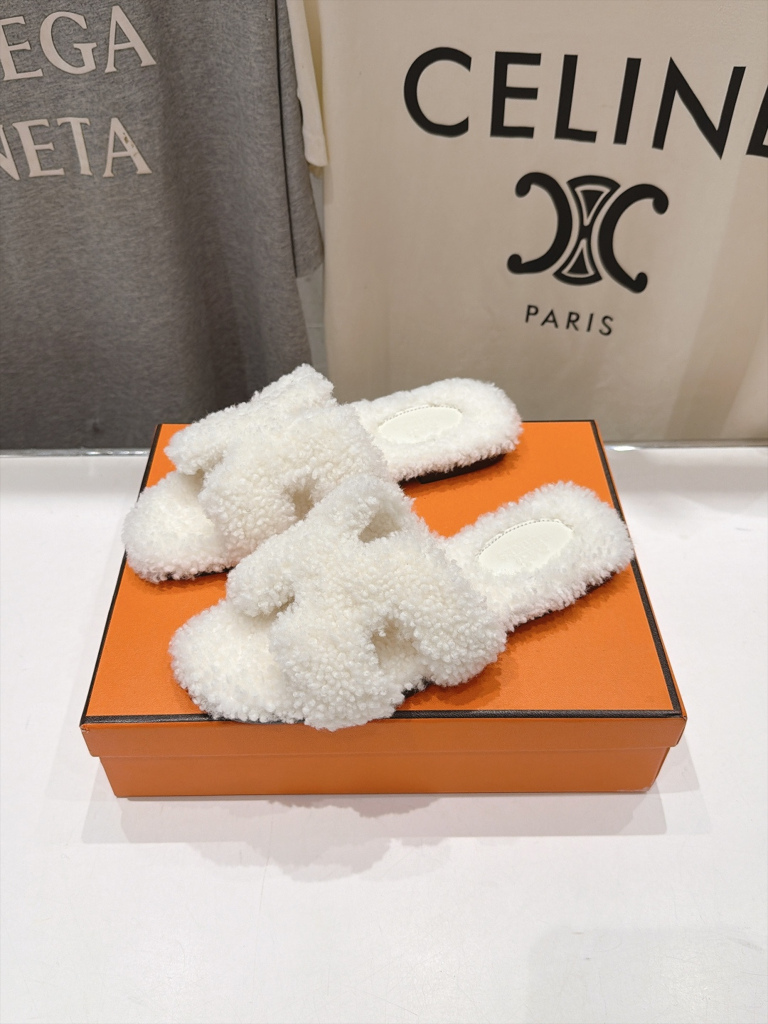 顶级出厂  Hermes*|爱马仕F075 2026ssH家新款平底毛毛拖鞋‼️ 羊羔毛特别柔软～上脚十分显白～软绵绵的