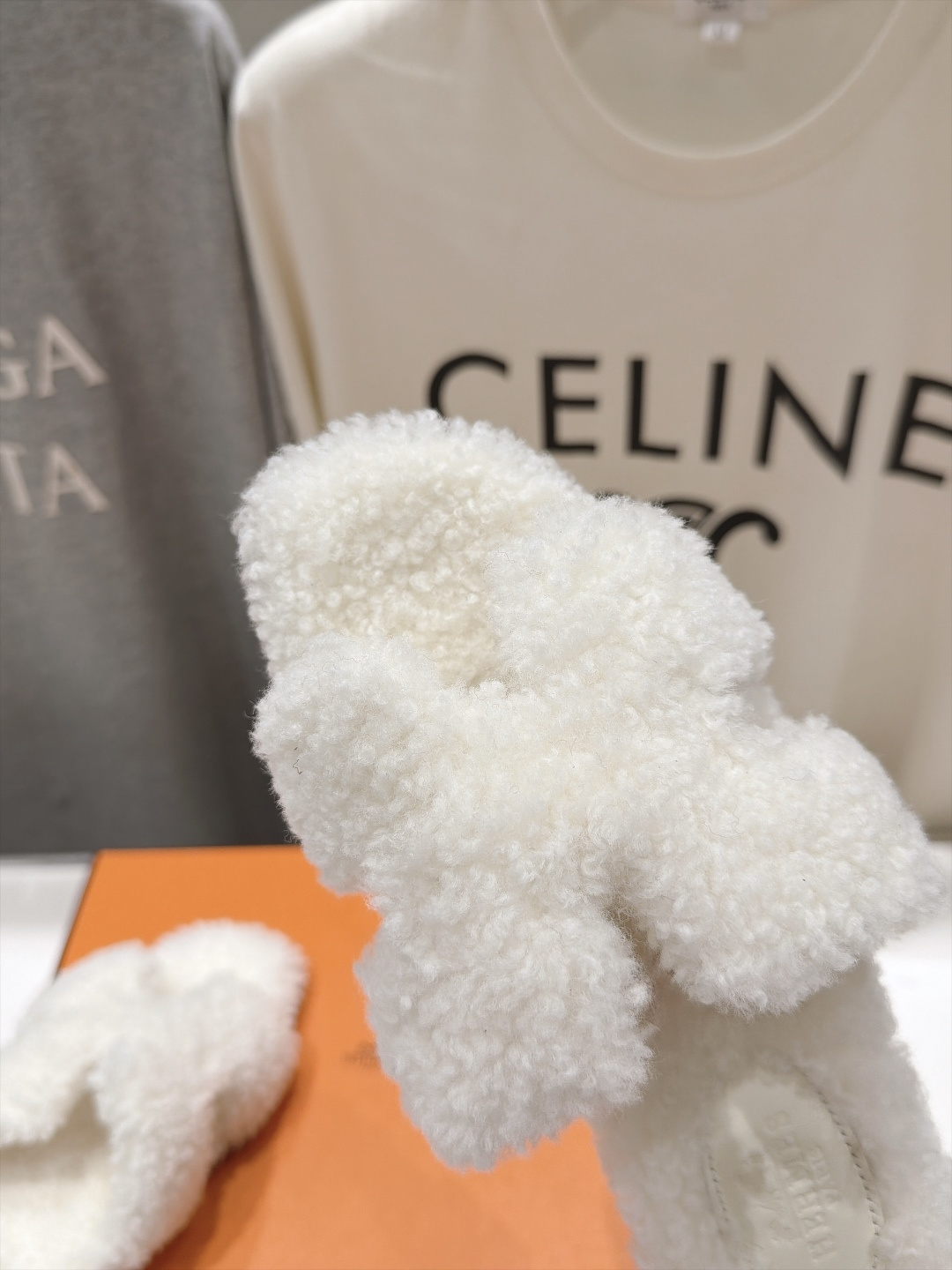 顶级出厂  Hermes*|爱马仕F075 2026ssH家新款平底毛毛拖鞋‼️ 羊羔毛特别柔软～上脚十分显白～软绵绵的