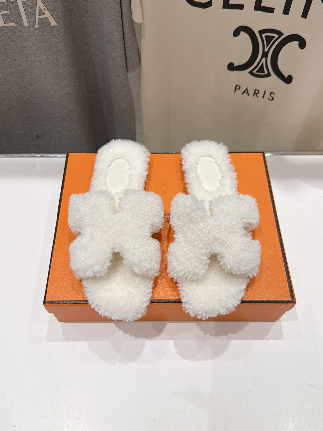 顶级出厂  Hermes*|爱马仕F075 2026ssH家新款平底毛毛拖鞋‼️ 羊羔毛特别柔软～上脚十分显白～软绵绵的