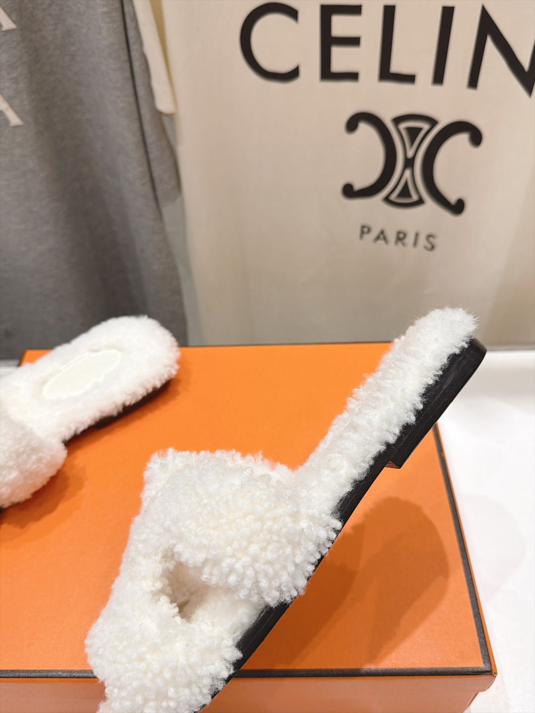 顶级出厂  Hermes*|爱马仕F075 2026ssH家新款平底毛毛拖鞋‼️ 羊羔毛特别柔软～上脚十分显白～软绵绵的