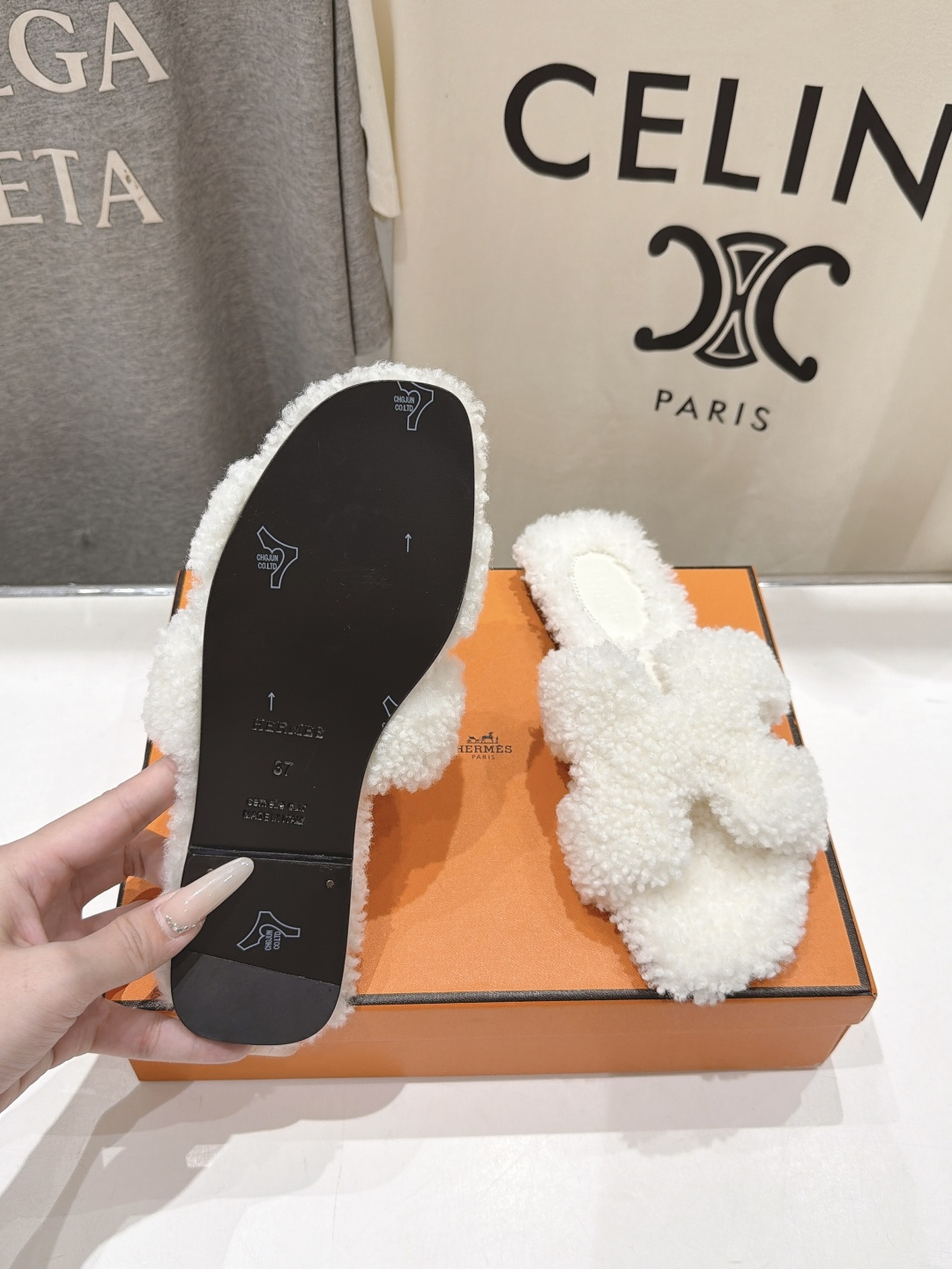 顶级出厂  Hermes*|爱马仕F075 2026ssH家新款平底毛毛拖鞋‼️ 羊羔毛特别柔软～上脚十分显白～软绵绵的