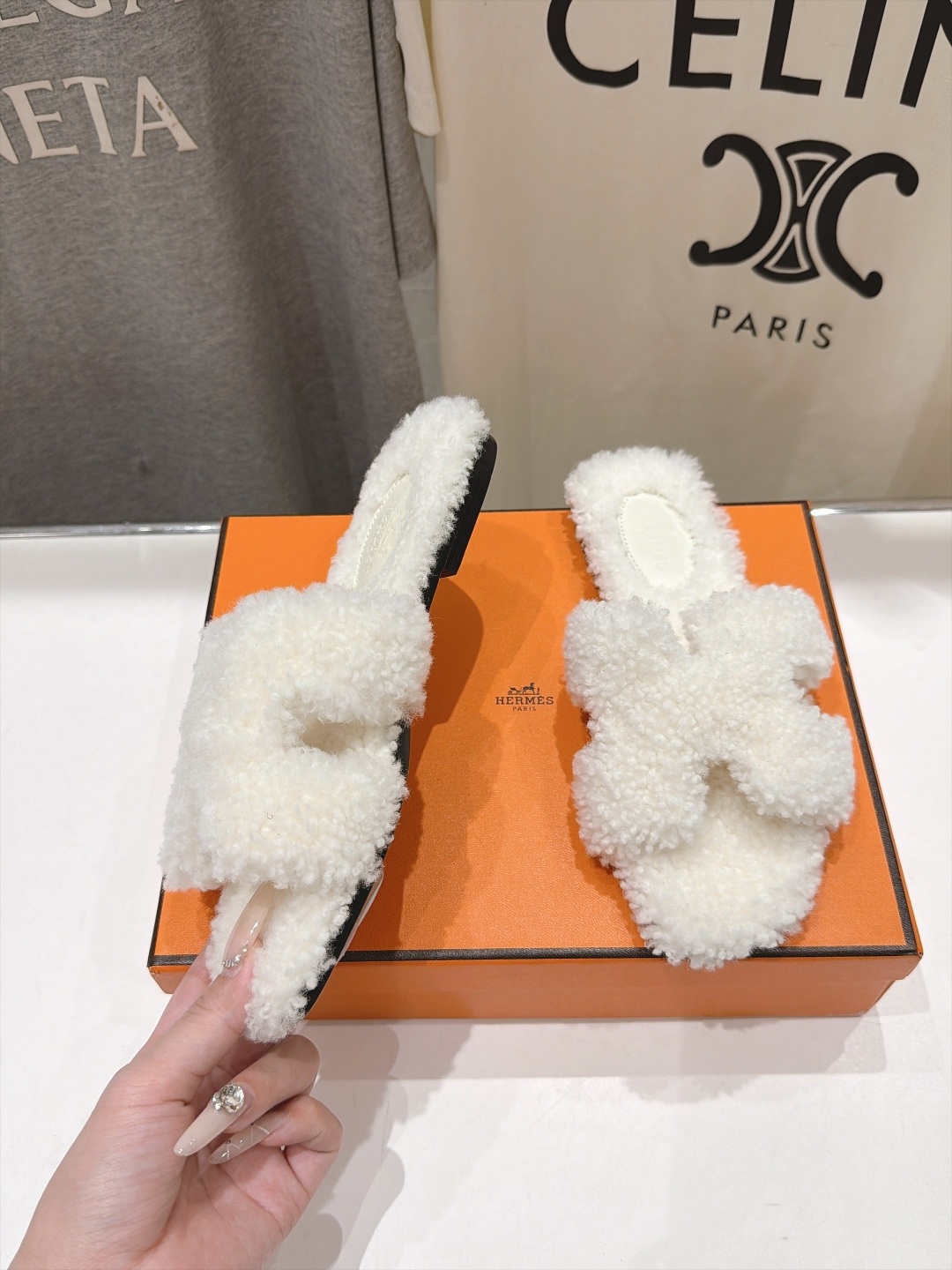 顶级出厂  Hermes*|爱马仕F075 2026ssH家新款平底毛毛拖鞋‼️ 羊羔毛特别柔软～上脚十分显白～软绵绵的