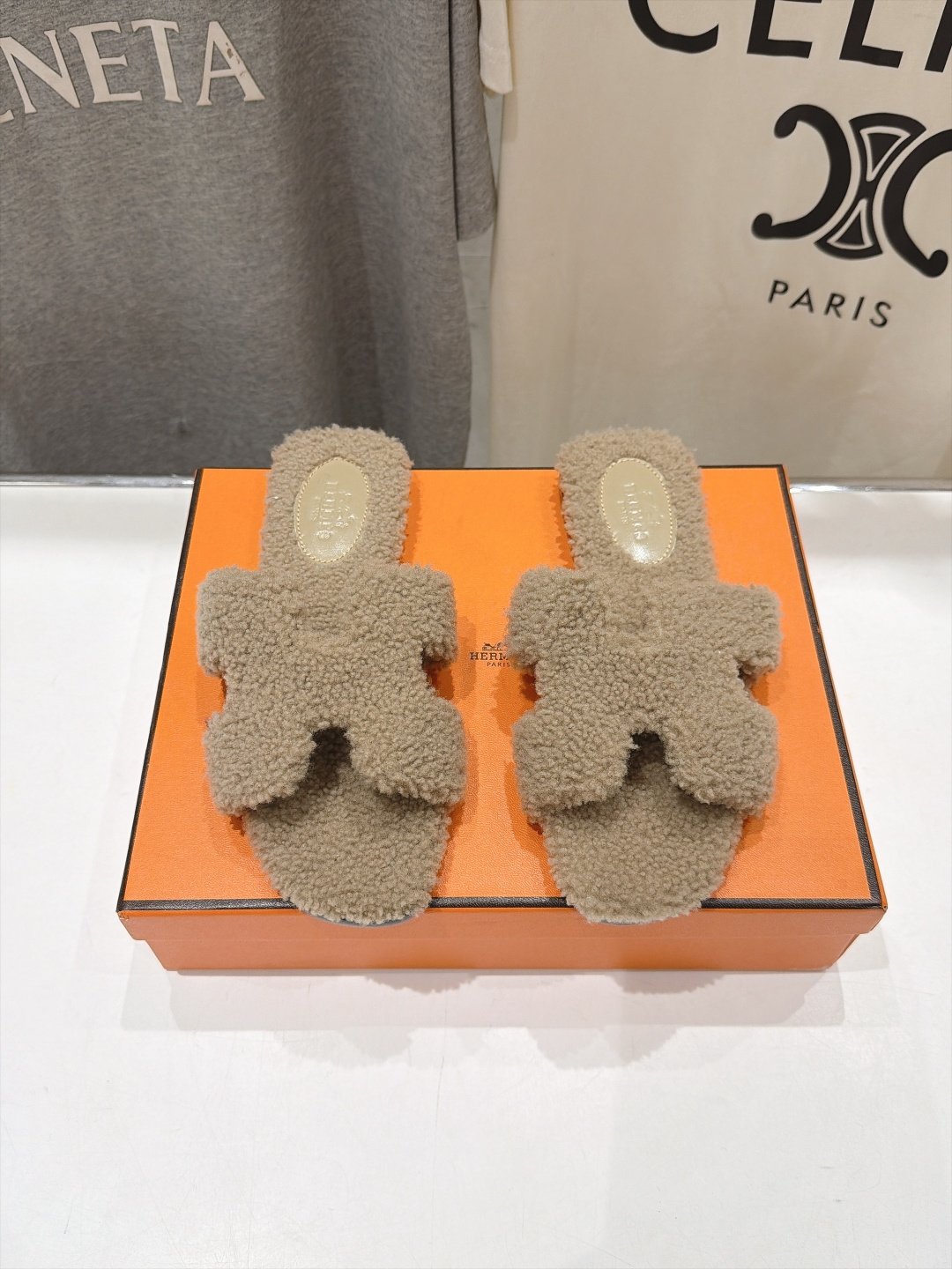 顶级出厂  Hermes*|爱马仕F075 2026ssH家新款平底毛毛拖鞋‼️ 羊羔毛特别柔软～上脚十分显白～软绵绵的