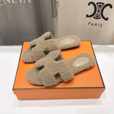 顶级出厂 Hermes*|爱马仕F075 2026ssH家新款平底毛毛拖鞋‼️ 羊羔毛特别柔软~上脚十分显白~软绵绵的 顶级出厂 Hermes*|爱马仕F075 2026ssH家新款平底毛毛拖鞋‼️ 羊羔毛特别柔软~上脚十分显白~软绵绵的