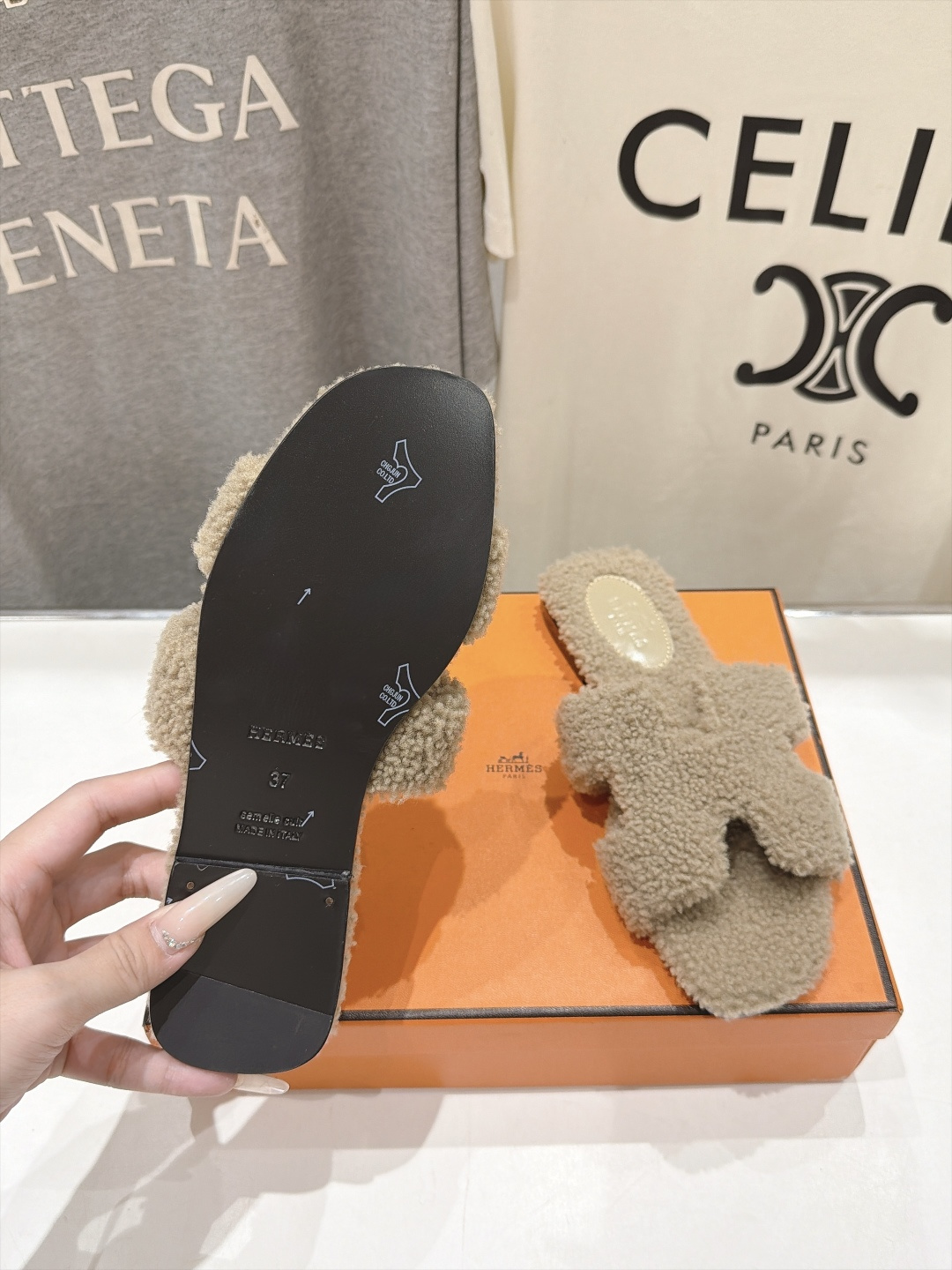 顶级出厂 Hermes*|爱马仕F075 2026ssH家新款平底毛毛拖鞋‼️ 羊羔毛特别柔软~上脚十分显白~软绵绵的 顶级出厂 Hermes*|爱马仕F075 2026ssH家新款平底毛毛拖鞋‼️ 羊羔毛特别柔软~上脚十分显白~软绵绵的