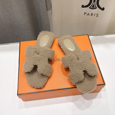 顶级出厂 Hermes*|爱马仕F075 2026ssH家新款平底毛毛拖鞋‼️ 羊羔毛特别柔软~上脚十分显白~软绵绵的 顶级出厂 Hermes*|爱马仕F075 2026ssH家新款平底毛毛拖鞋‼️ 羊羔毛特别柔软~上脚十分显白~软绵绵的