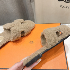 顶级出厂 Hermes*|爱马仕F075 2026ssH家新款平底毛毛拖鞋‼️ 羊羔毛特别柔软~上脚十分显白~软绵绵的 顶级出厂 Hermes*|爱马仕F075 2026ssH家新款平底毛毛拖鞋‼️ 羊羔毛特别柔软~上脚十分显白~软绵绵的