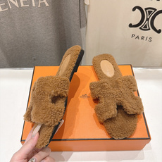 顶级出厂 Hermes*|爱马仕F075 2026ssH家新款平底毛毛拖鞋‼️ 羊羔毛特别柔软~上脚十分显白~软绵绵的 顶级出厂 Hermes*|爱马仕F075 2026ssH家新款平底毛毛拖鞋‼️ 羊羔毛特别柔软~上脚十分显白~软绵绵的