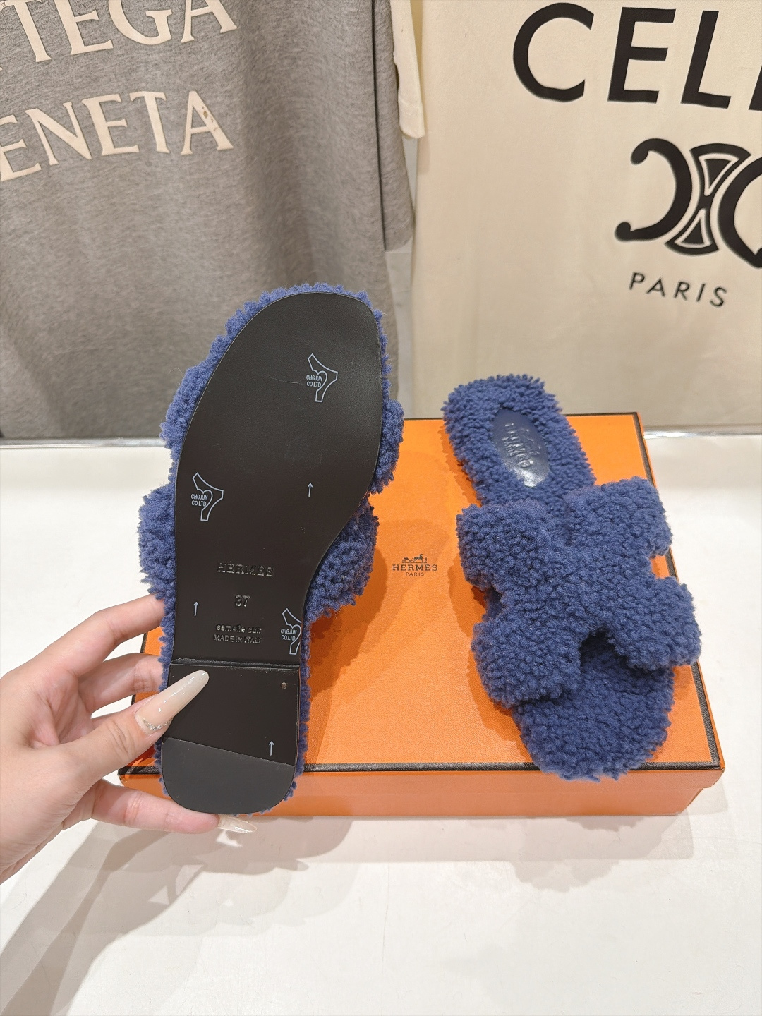 顶级出厂  Hermes*|爱马仕F075 2026ssH家新款平底毛毛拖鞋‼️ 羊羔毛特别柔软～上脚十分显白～软绵绵的