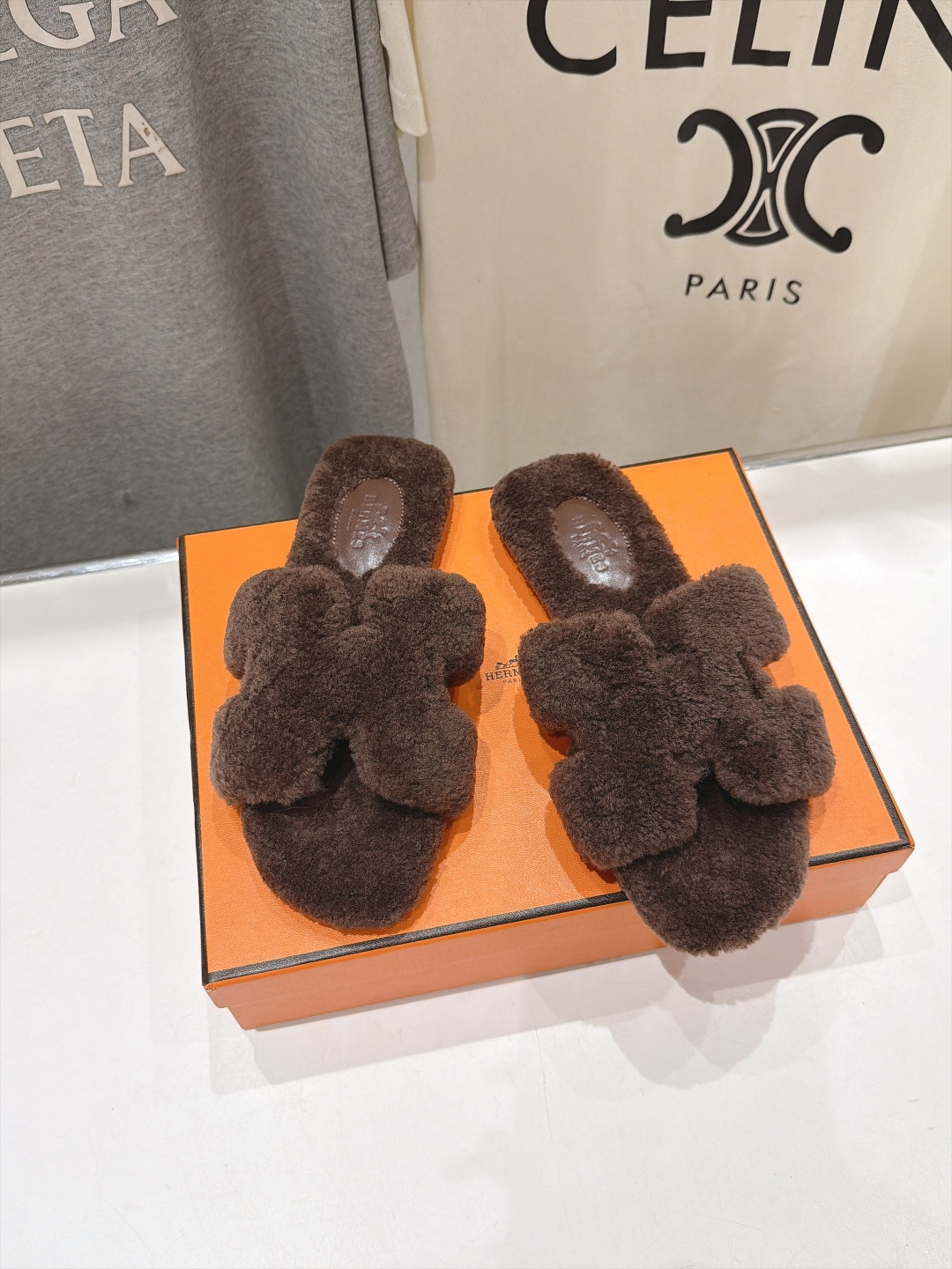 顶级出厂 Hermes*|爱马仕F075 2026ssH家新款平底毛毛拖鞋‼️ 羊羔毛特别柔软~上脚十分显白~软绵绵的 顶级出厂 Hermes*|爱马仕F075 2026ssH家新款平底毛毛拖鞋‼️ 羊羔毛特别柔软~上脚十分显白~软绵绵的