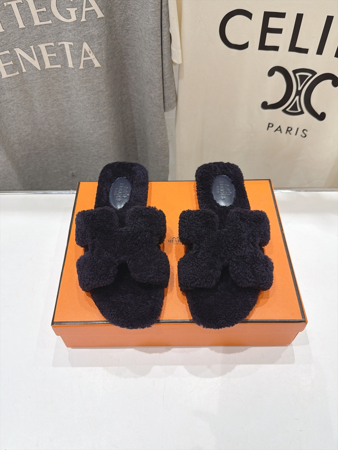 顶级出厂  Hermes*|爱马仕F075 2026ssH家新款平底毛毛拖鞋‼️ 羊羔毛特别柔软～上脚十分显白～软绵绵的