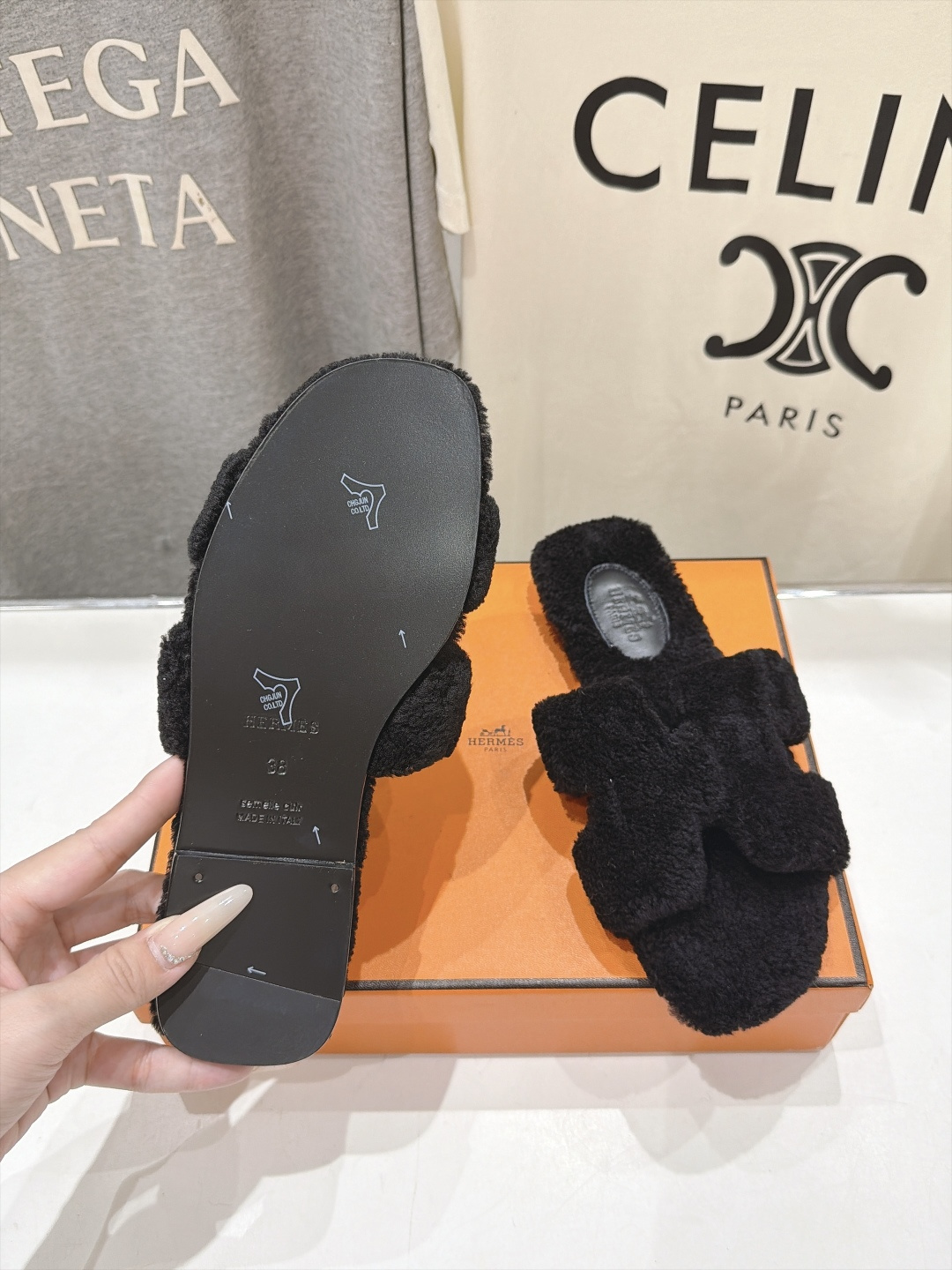 顶级出厂  Hermes*|爱马仕F075 2026ssH家新款平底毛毛拖鞋‼️ 羊羔毛特别柔软～上脚十分显白～软绵绵的