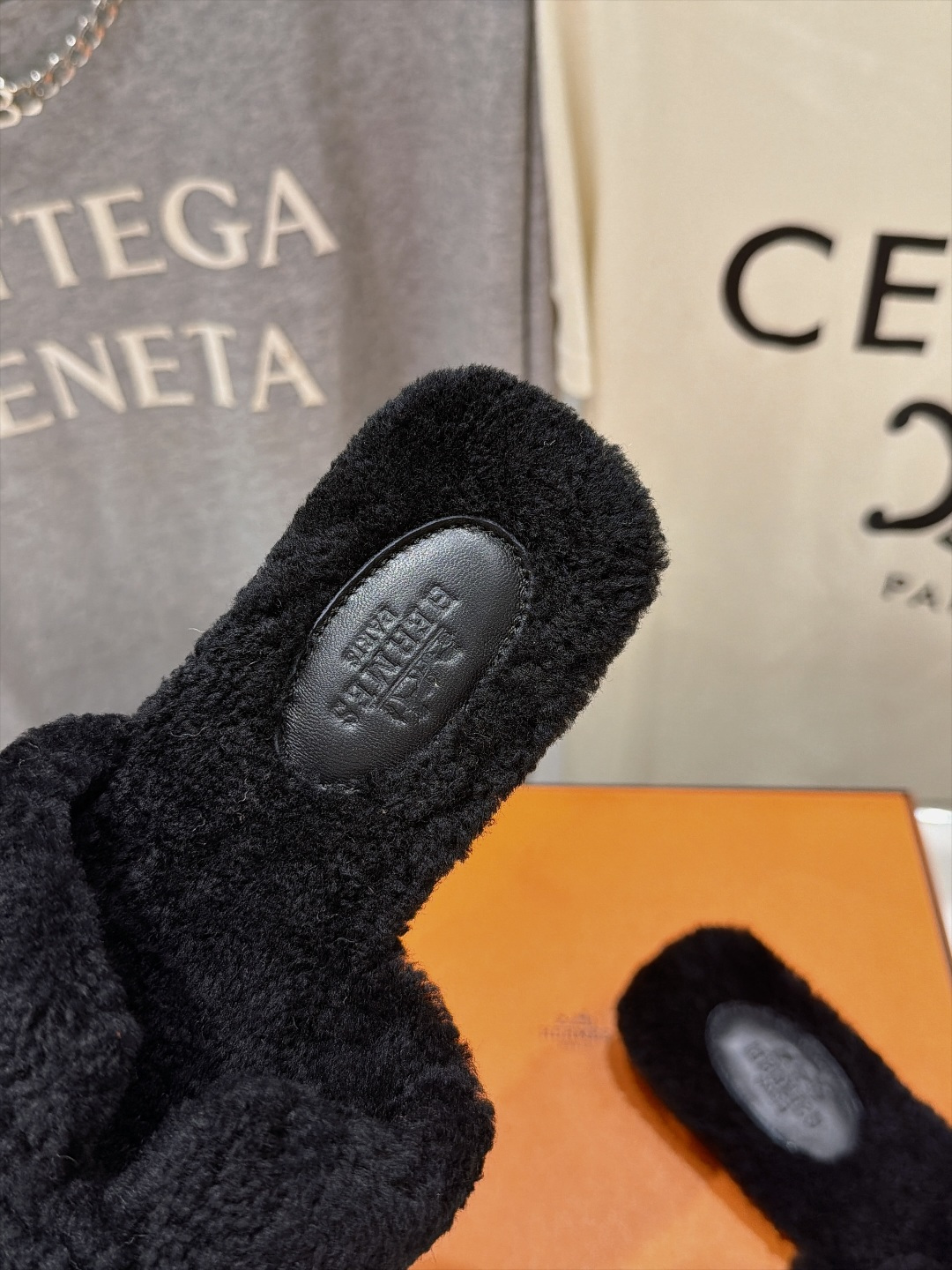顶级出厂  Hermes*|爱马仕F075 2026ssH家新款平底毛毛拖鞋‼️ 羊羔毛特别柔软～上脚十分显白～软绵绵的
