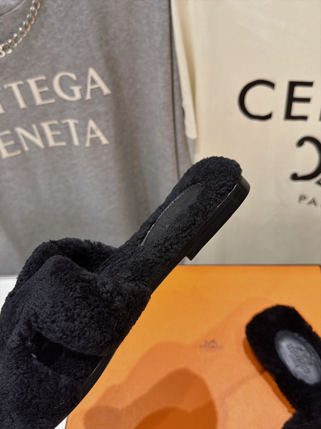 顶级出厂  Hermes*|爱马仕F075 2026ssH家新款平底毛毛拖鞋‼️ 羊羔毛特别柔软～上脚十分显白～软绵绵的