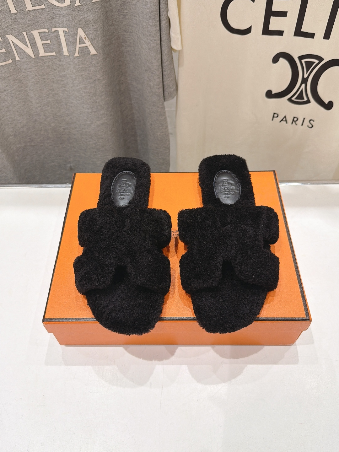 顶级出厂  Hermes*|爱马仕F075 2026ssH家新款平底毛毛拖鞋‼️ 羊羔毛特别柔软～上脚十分显白～软绵绵的