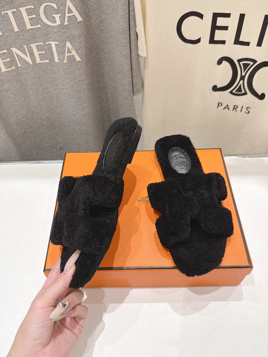 顶级出厂  Hermes*|爱马仕F075 2026ssH家新款平底毛毛拖鞋‼️ 羊羔毛特别柔软～上脚十分显白～软绵绵的
