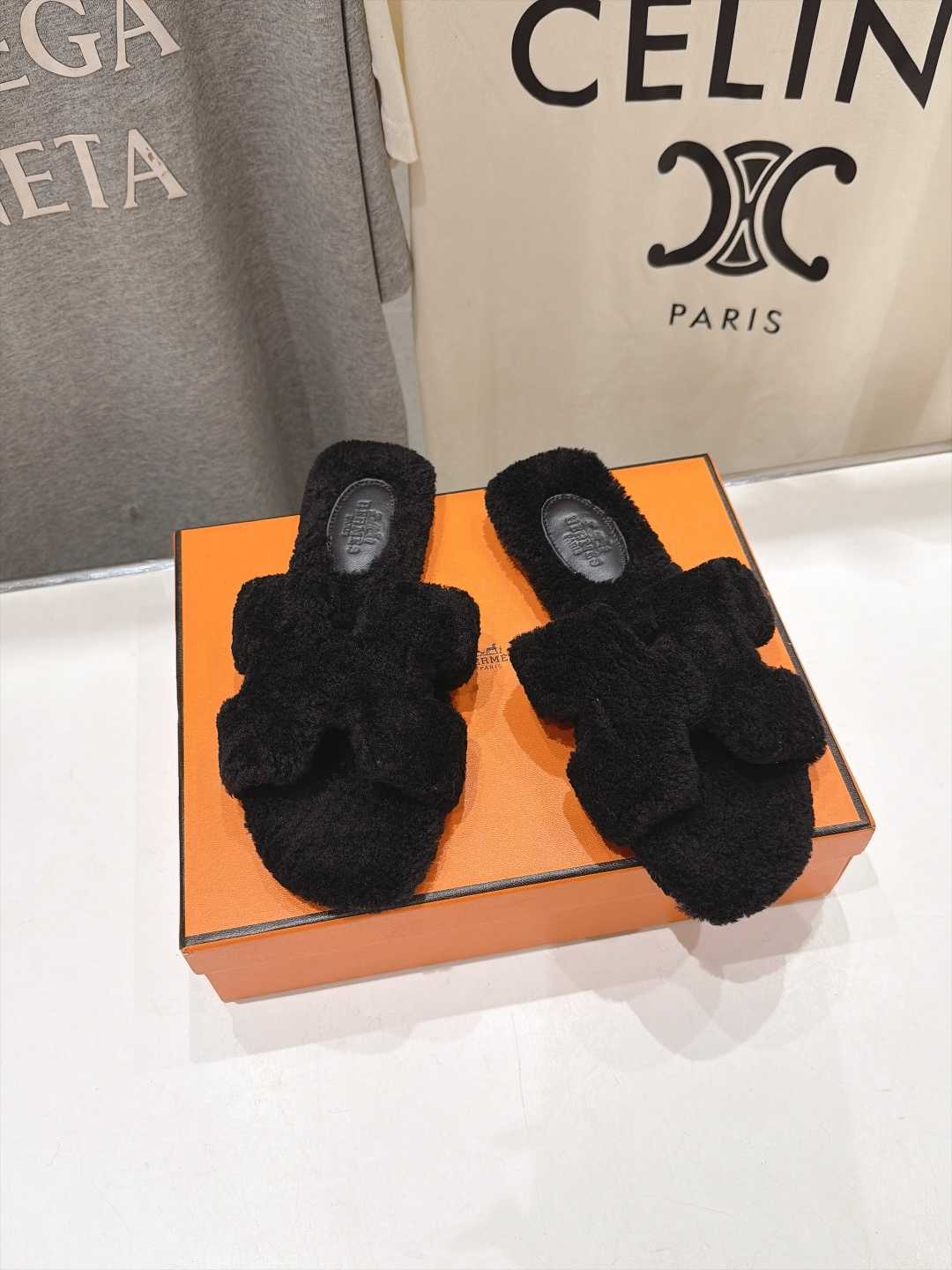 顶级出厂  Hermes*|爱马仕F075 2026ssH家新款平底毛毛拖鞋‼️ 羊羔毛特别柔软～上脚十分显白～软绵绵的