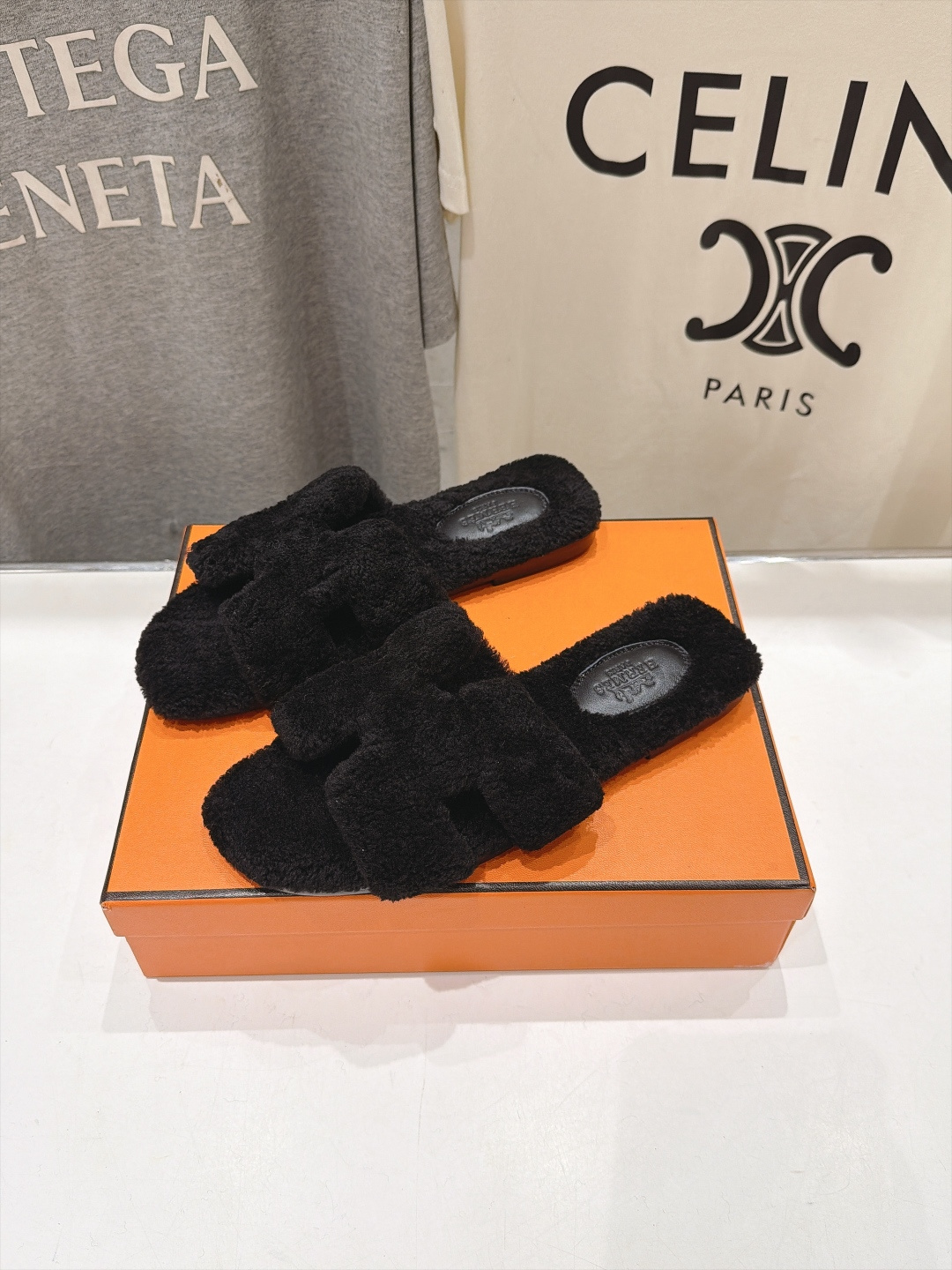 顶级出厂  Hermes*|爱马仕F075 2026ssH家新款平底毛毛拖鞋‼️ 羊羔毛特别柔软～上脚十分显白～软绵绵的