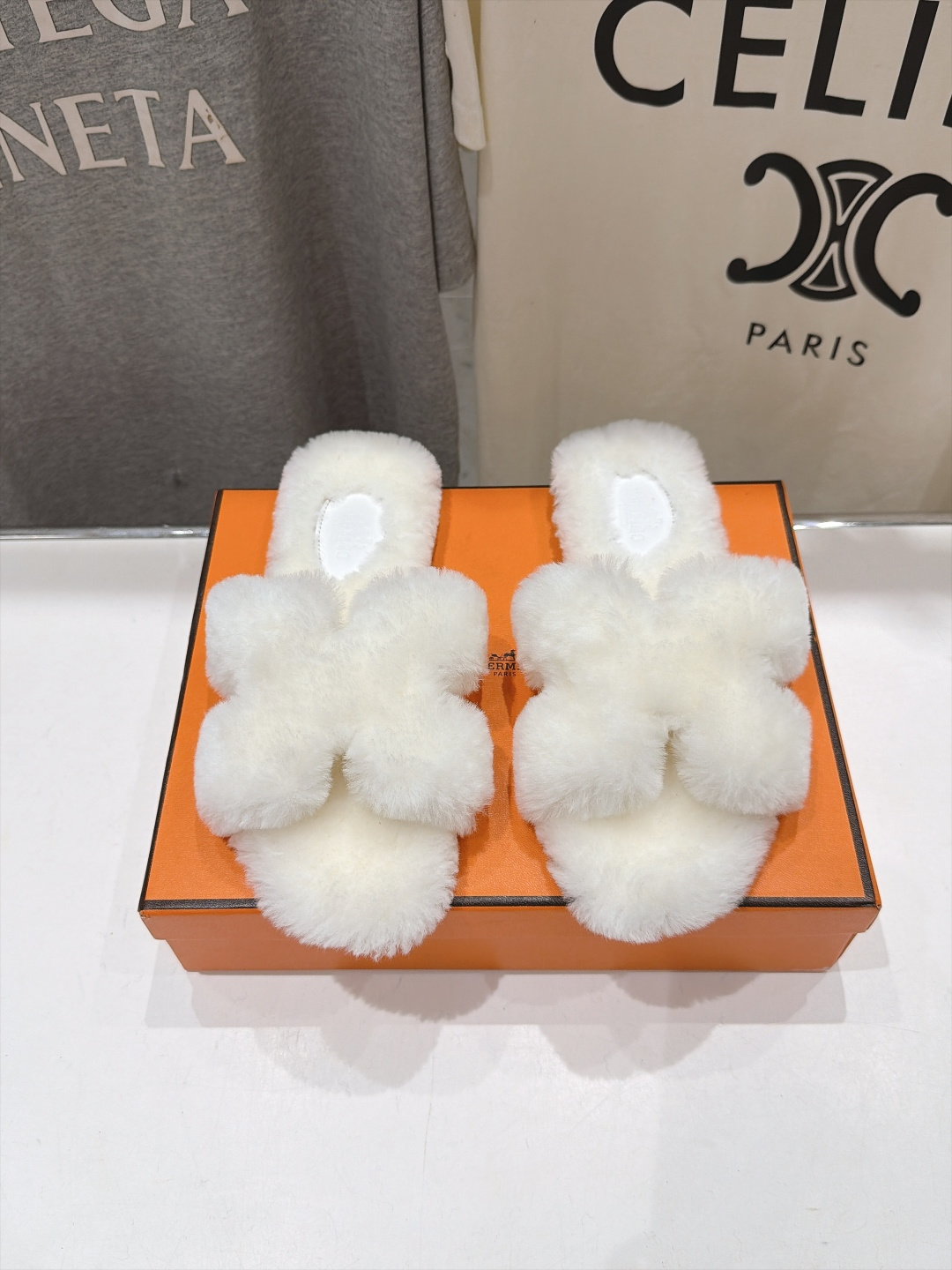顶级出厂  Hermes*|爱马仕F075 2026ssH家新款平底毛毛拖鞋‼️ 羊羔毛特别柔软～上脚十分显白～软绵绵的