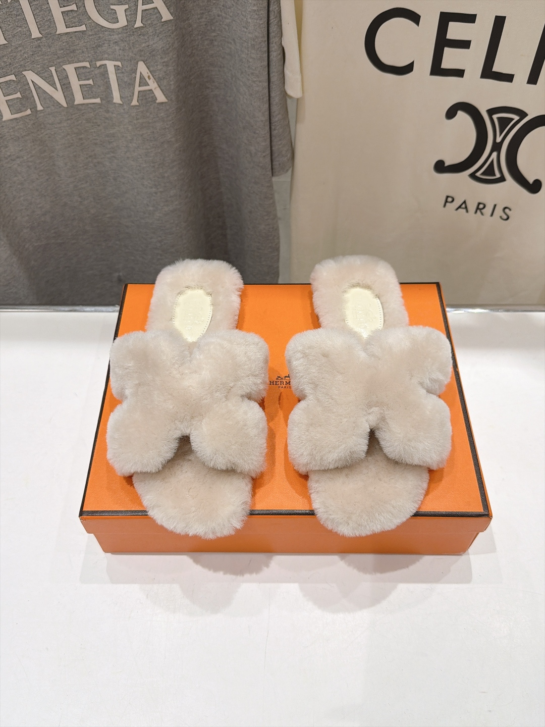顶级出厂  Hermes*|爱马仕F075 2026ssH家新款平底毛毛拖鞋‼️ 羊羔毛特别柔软～上脚十分显白～软绵绵的