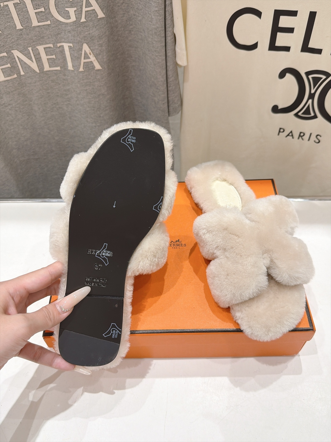 顶级出厂  Hermes*|爱马仕F075 2026ssH家新款平底毛毛拖鞋‼️ 羊羔毛特别柔软～上脚十分显白～软绵绵的