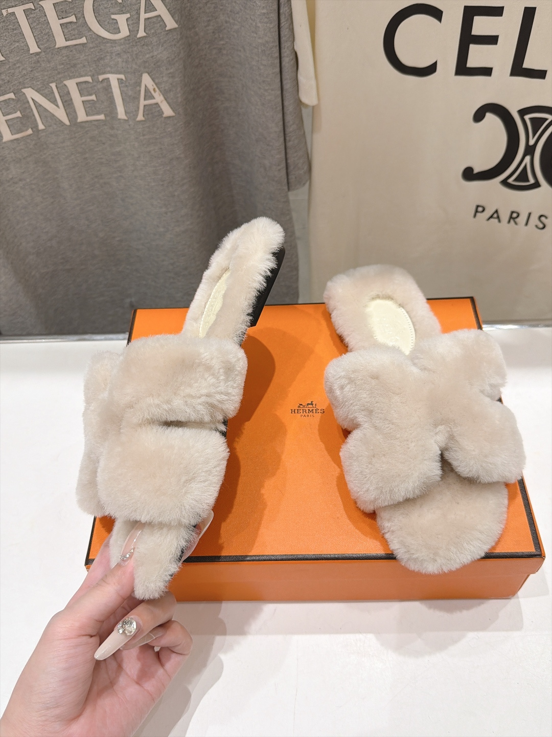 顶级出厂  Hermes*|爱马仕F075 2026ssH家新款平底毛毛拖鞋‼️ 羊羔毛特别柔软～上脚十分显白～软绵绵的