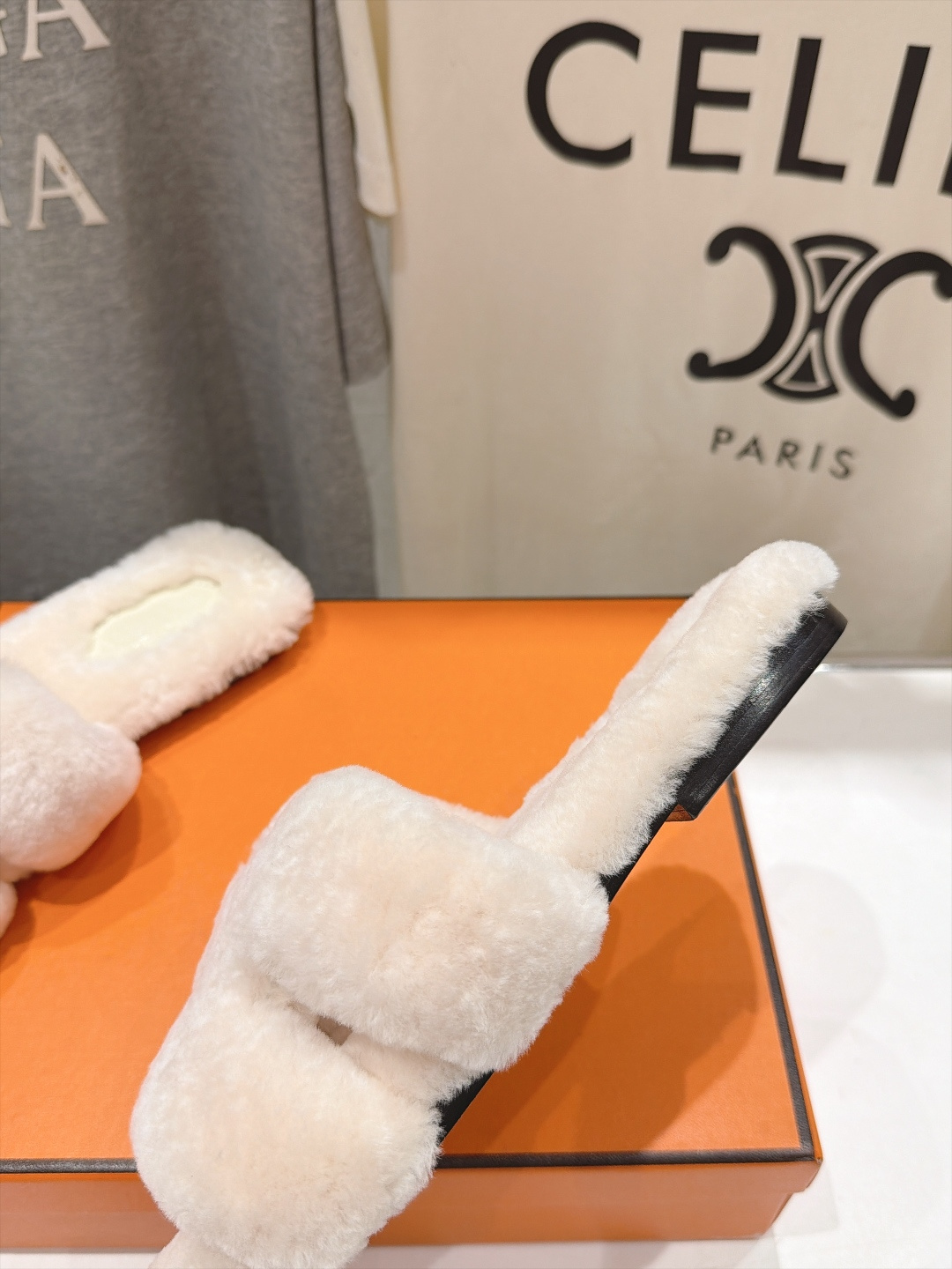 顶级出厂  Hermes*|爱马仕F075 2026ssH家新款平底毛毛拖鞋‼️ 羊羔毛特别柔软～上脚十分显白～软绵绵的