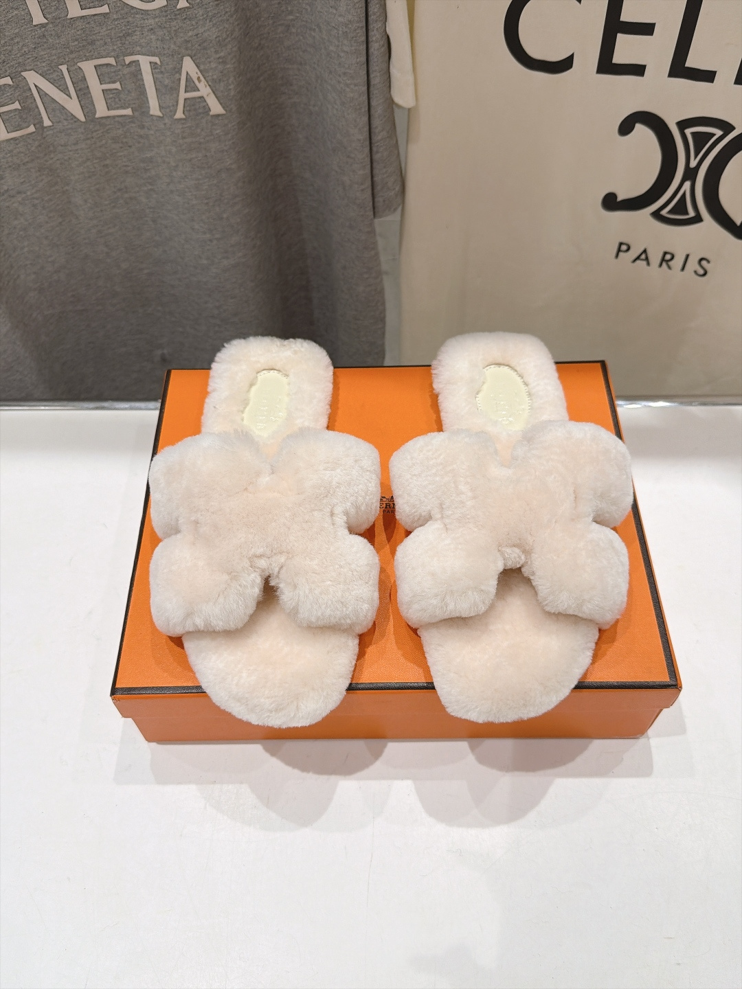 顶级出厂  Hermes*|爱马仕F075 2026ssH家新款平底毛毛拖鞋‼️ 羊羔毛特别柔软～上脚十分显白～软绵绵的