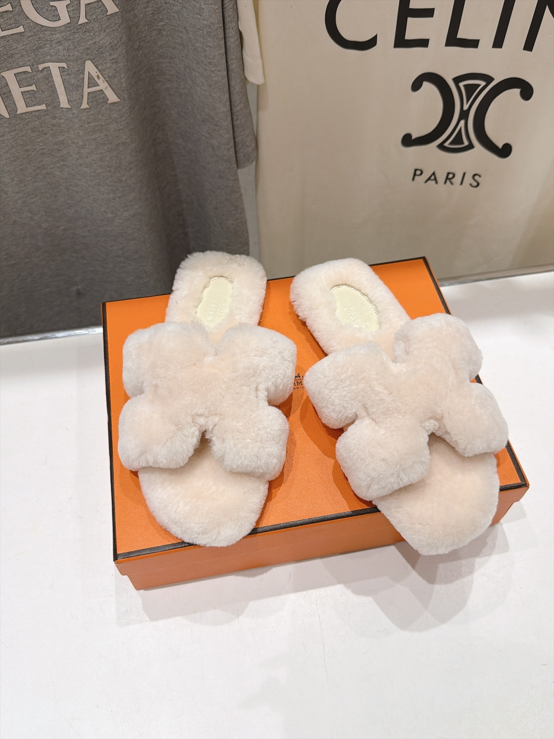 顶级出厂  Hermes*|爱马仕F075 2026ssH家新款平底毛毛拖鞋‼️ 羊羔毛特别柔软～上脚十分显白～软绵绵的