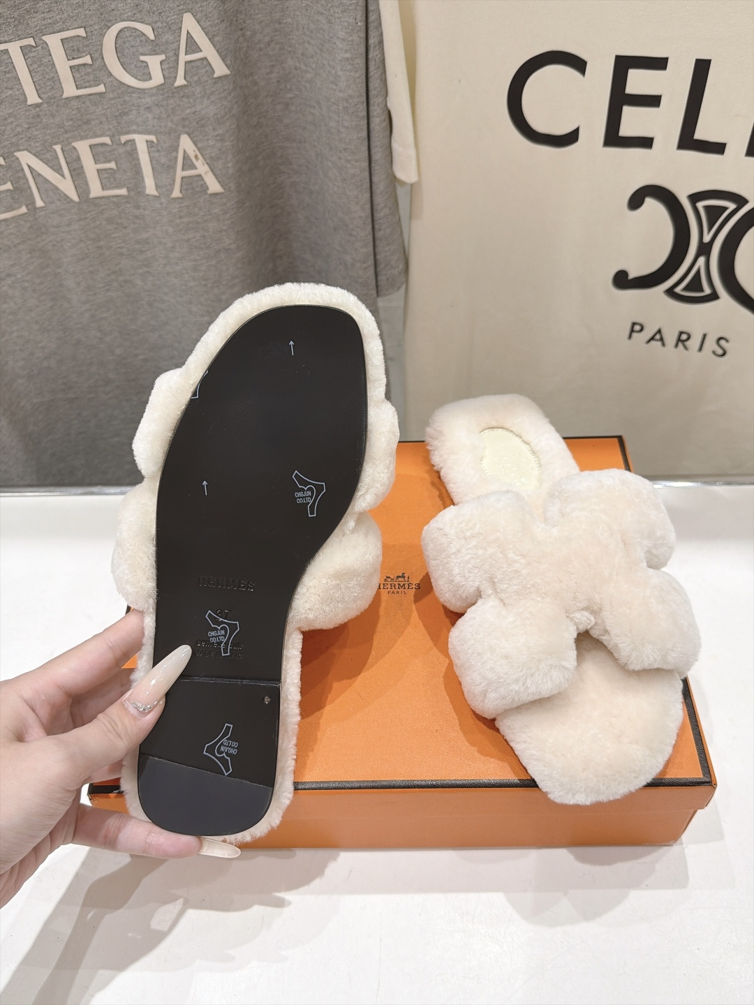 顶级出厂  Hermes*|爱马仕F075 2026ssH家新款平底毛毛拖鞋‼️ 羊羔毛特别柔软～上脚十分显白～软绵绵的