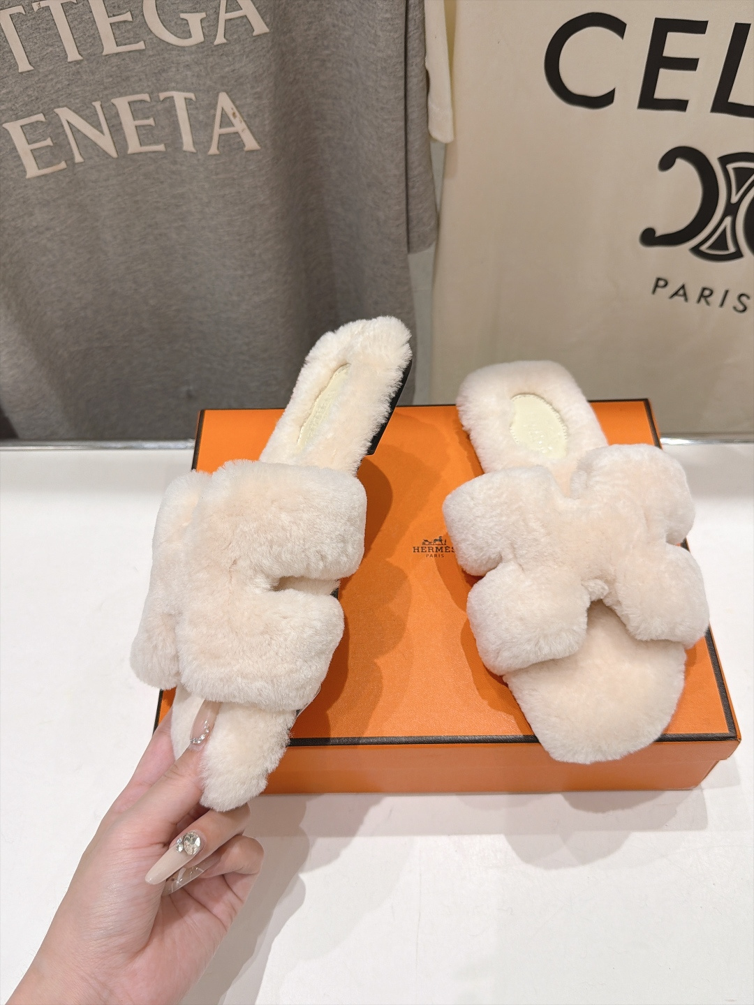 顶级出厂  Hermes*|爱马仕F075 2026ssH家新款平底毛毛拖鞋‼️ 羊羔毛特别柔软～上脚十分显白～软绵绵的