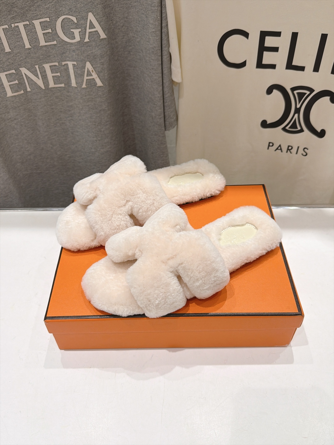 顶级出厂  Hermes*|爱马仕F075 2026ssH家新款平底毛毛拖鞋‼️ 羊羔毛特别柔软～上脚十分显白～软绵绵的