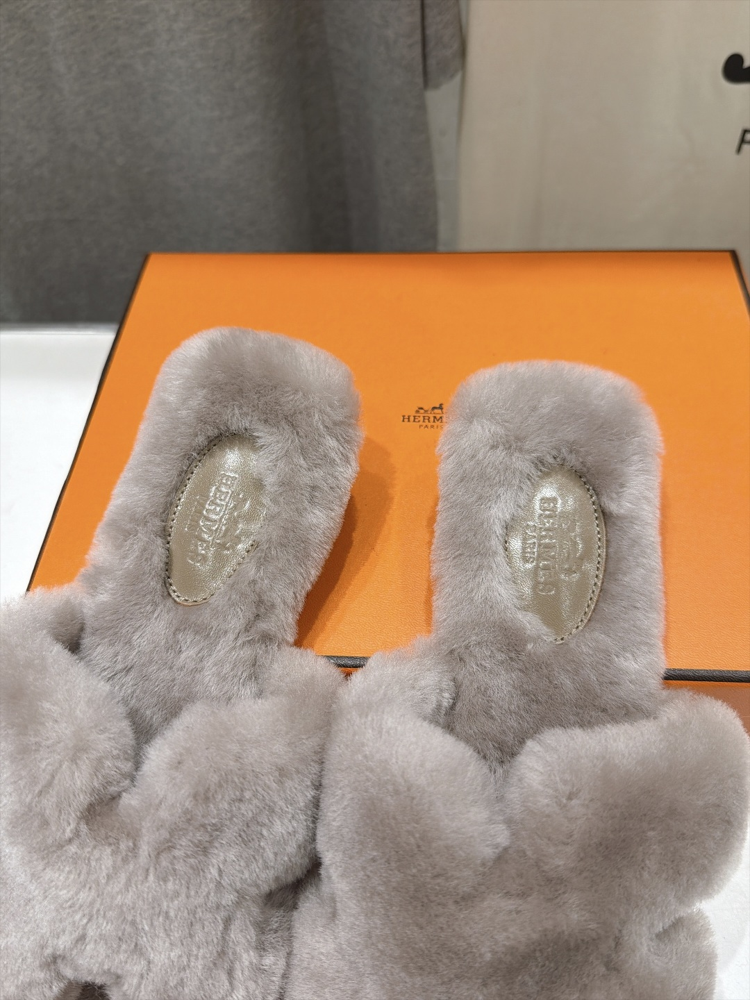 顶级出厂  Hermes*|爱马仕F075 2026ssH家新款平底毛毛拖鞋‼️ 羊羔毛特别柔软～上脚十分显白～软绵绵的