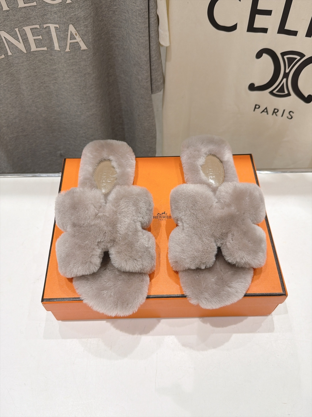 顶级出厂  Hermes*|爱马仕F075 2026ssH家新款平底毛毛拖鞋‼️ 羊羔毛特别柔软～上脚十分显白～软绵绵的