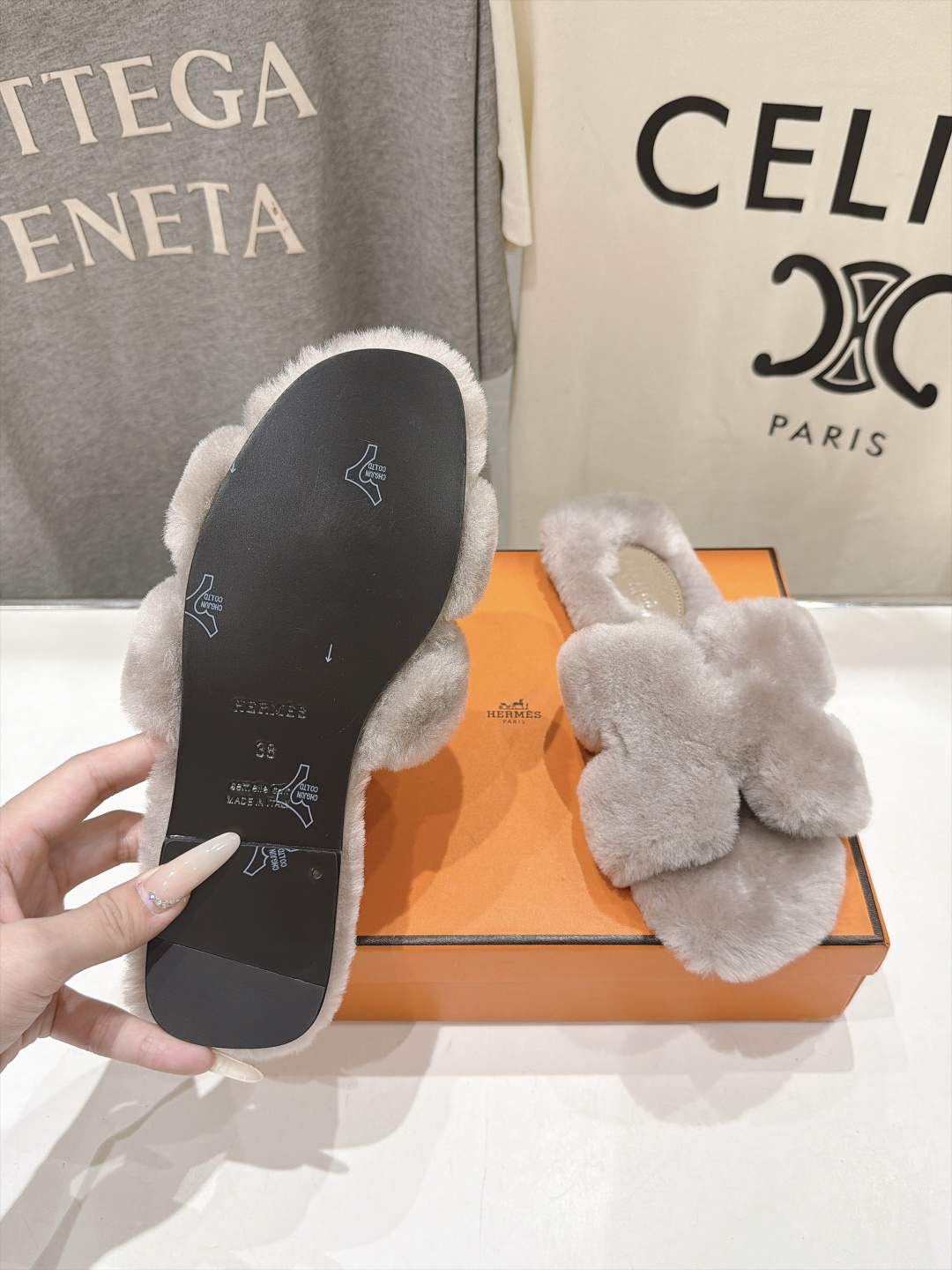 顶级出厂  Hermes*|爱马仕F075 2026ssH家新款平底毛毛拖鞋‼️ 羊羔毛特别柔软～上脚十分显白～软绵绵的