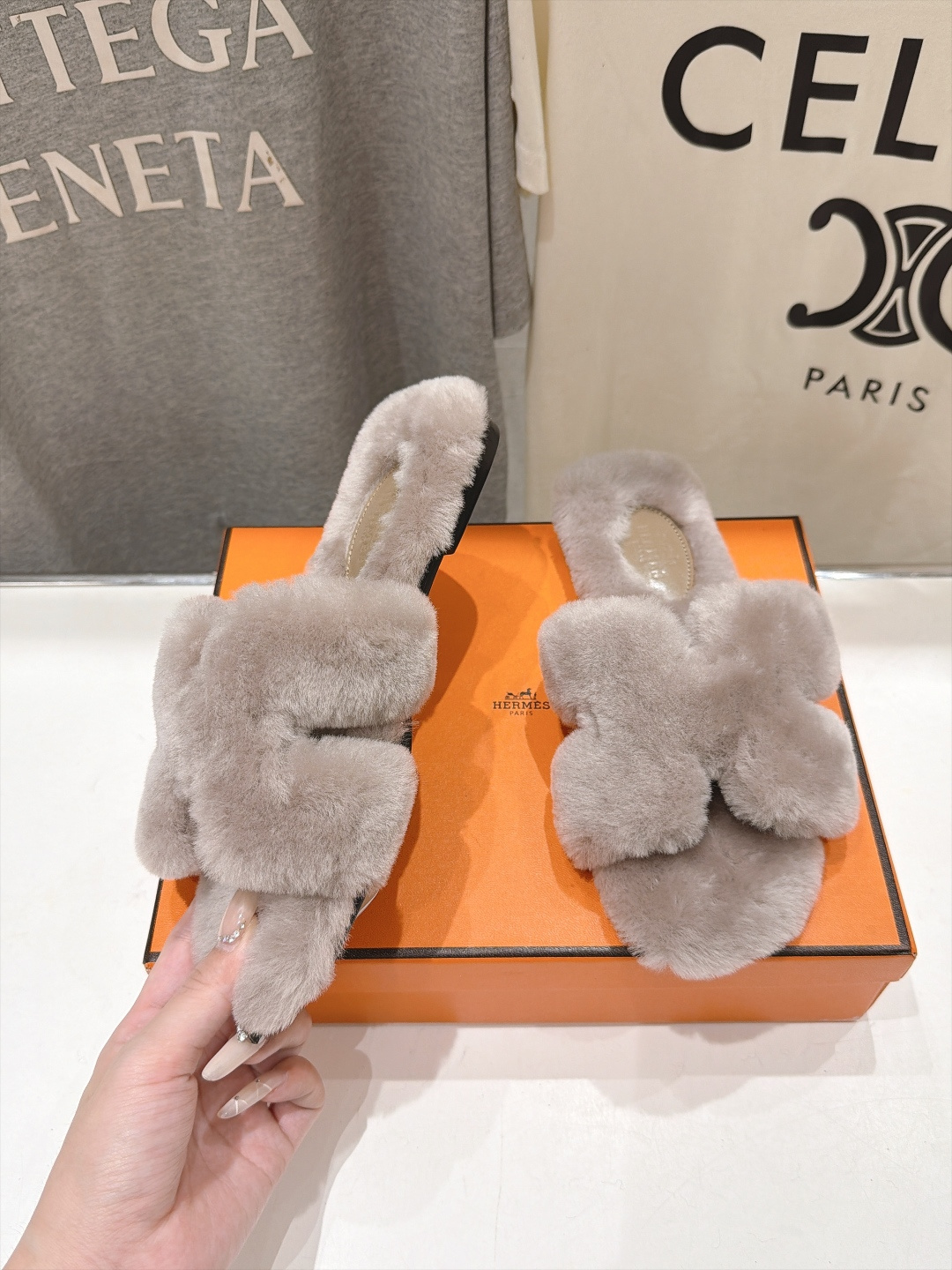 顶级出厂  Hermes*|爱马仕F075 2026ssH家新款平底毛毛拖鞋‼️ 羊羔毛特别柔软～上脚十分显白～软绵绵的