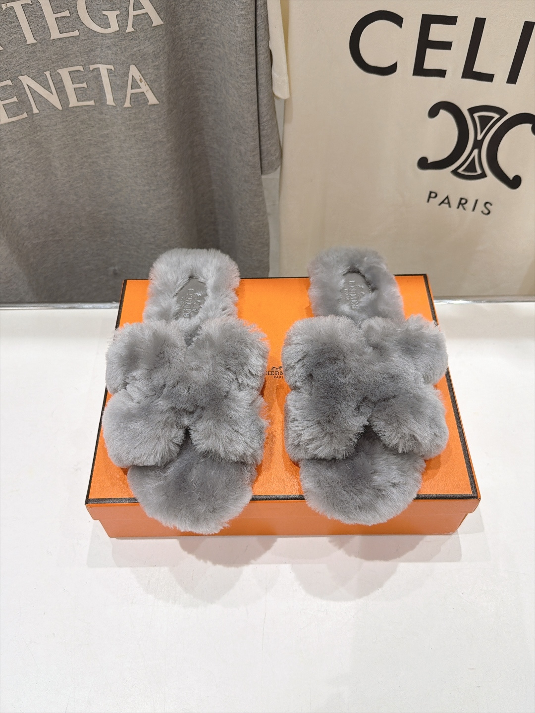 顶级出厂  Hermes*|爱马仕F075 2026ssH家新款平底毛毛拖鞋‼️ 羊羔毛特别柔软～上脚十分显白～软绵绵的
