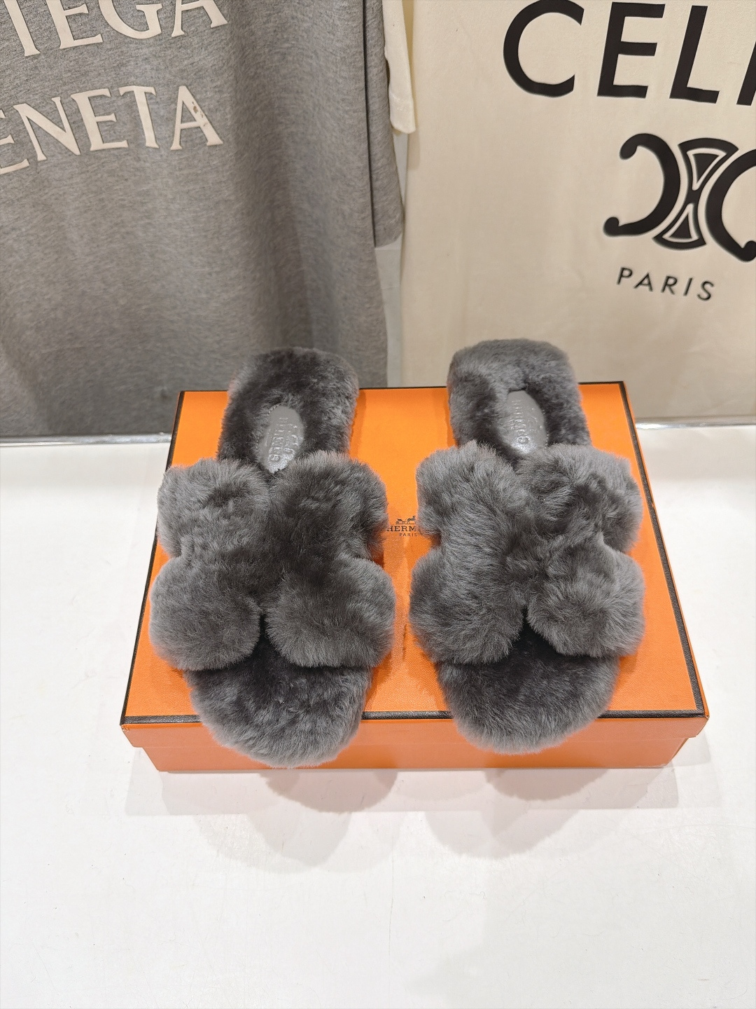 顶级出厂  Hermes*|爱马仕F075 2026ssH家新款平底毛毛拖鞋‼️ 羊羔毛特别柔软～上脚十分显白～软绵绵的