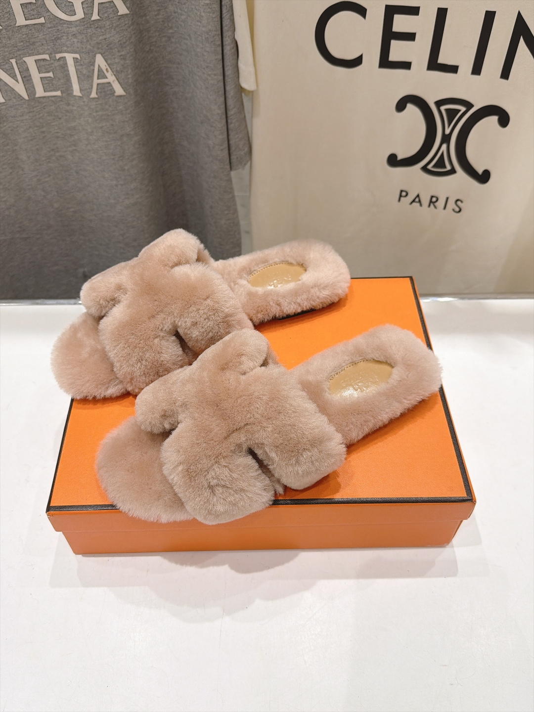 顶级出厂  Hermes*|爱马仕F075 2026ssH家新款平底毛毛拖鞋‼️ 羊羔毛特别柔软～上脚十分显白～软绵绵的
