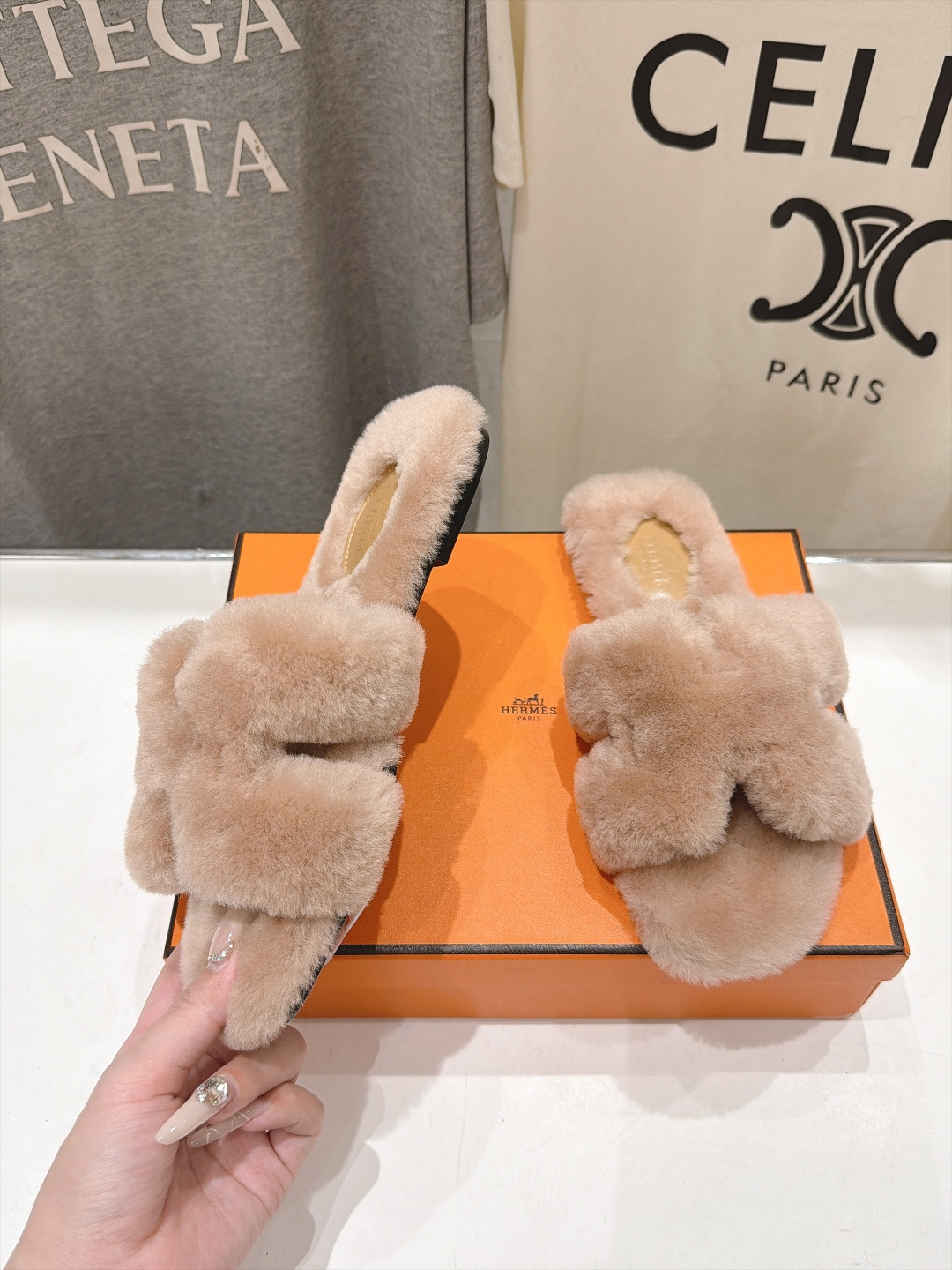 顶级出厂  Hermes*|爱马仕F075 2026ssH家新款平底毛毛拖鞋‼️ 羊羔毛特别柔软～上脚十分显白～软绵绵的