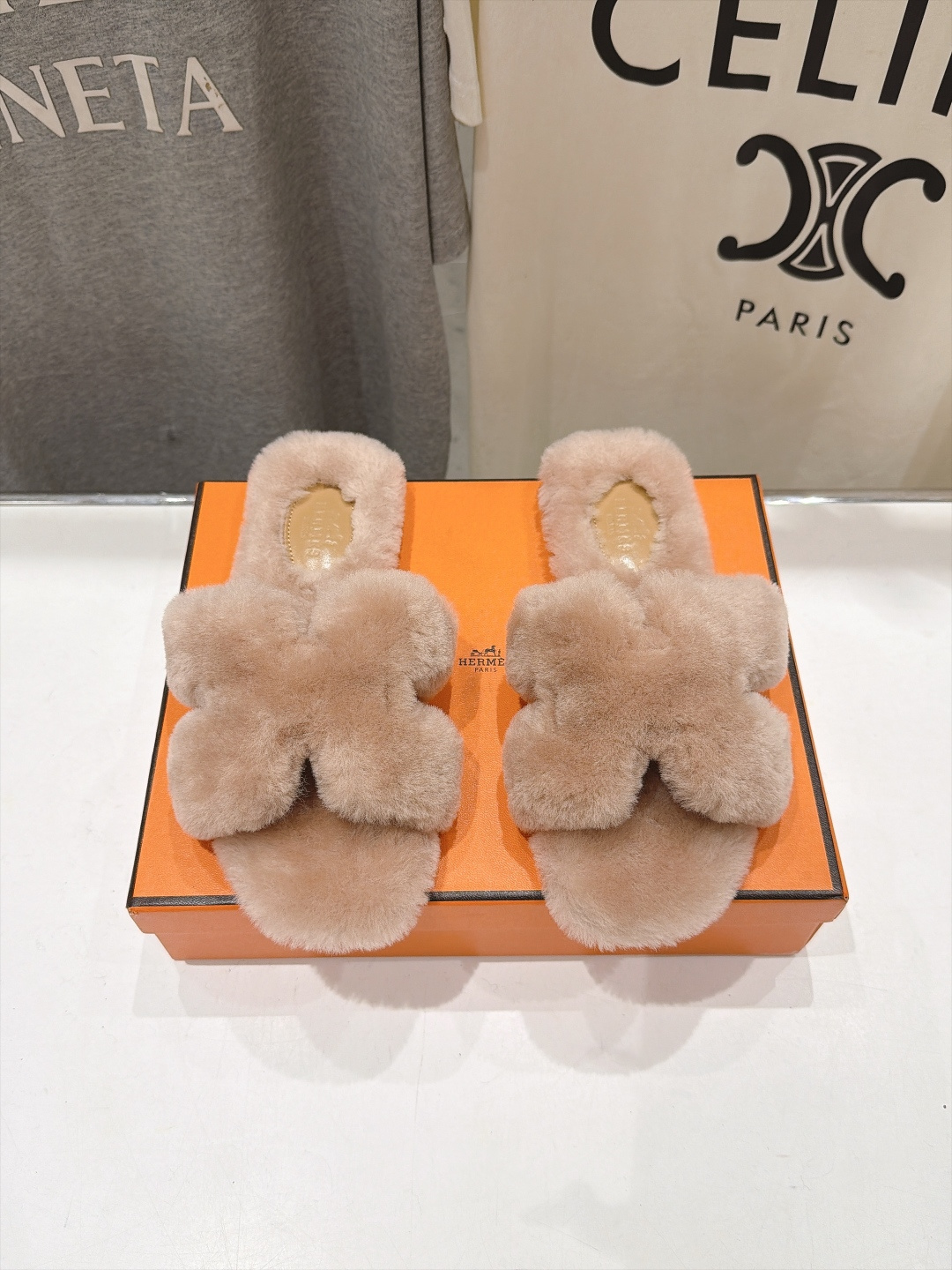 顶级出厂  Hermes*|爱马仕F075 2026ssH家新款平底毛毛拖鞋‼️ 羊羔毛特别柔软～上脚十分显白～软绵绵的