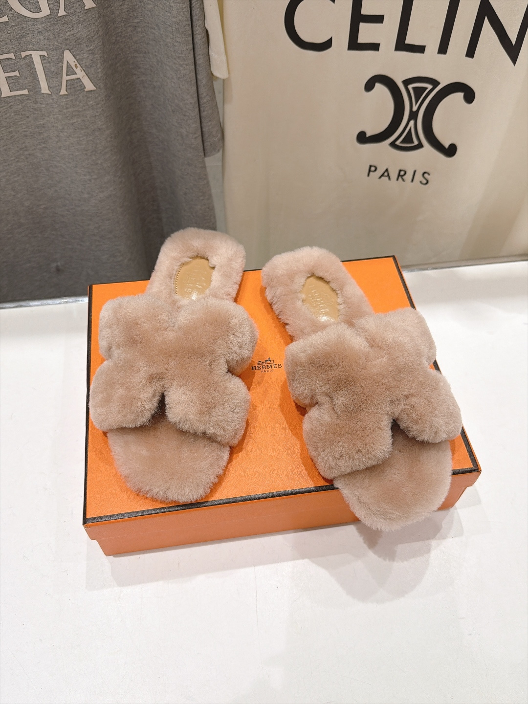 顶级出厂  Hermes*|爱马仕F075 2026ssH家新款平底毛毛拖鞋‼️ 羊羔毛特别柔软～上脚十分显白～软绵绵的
