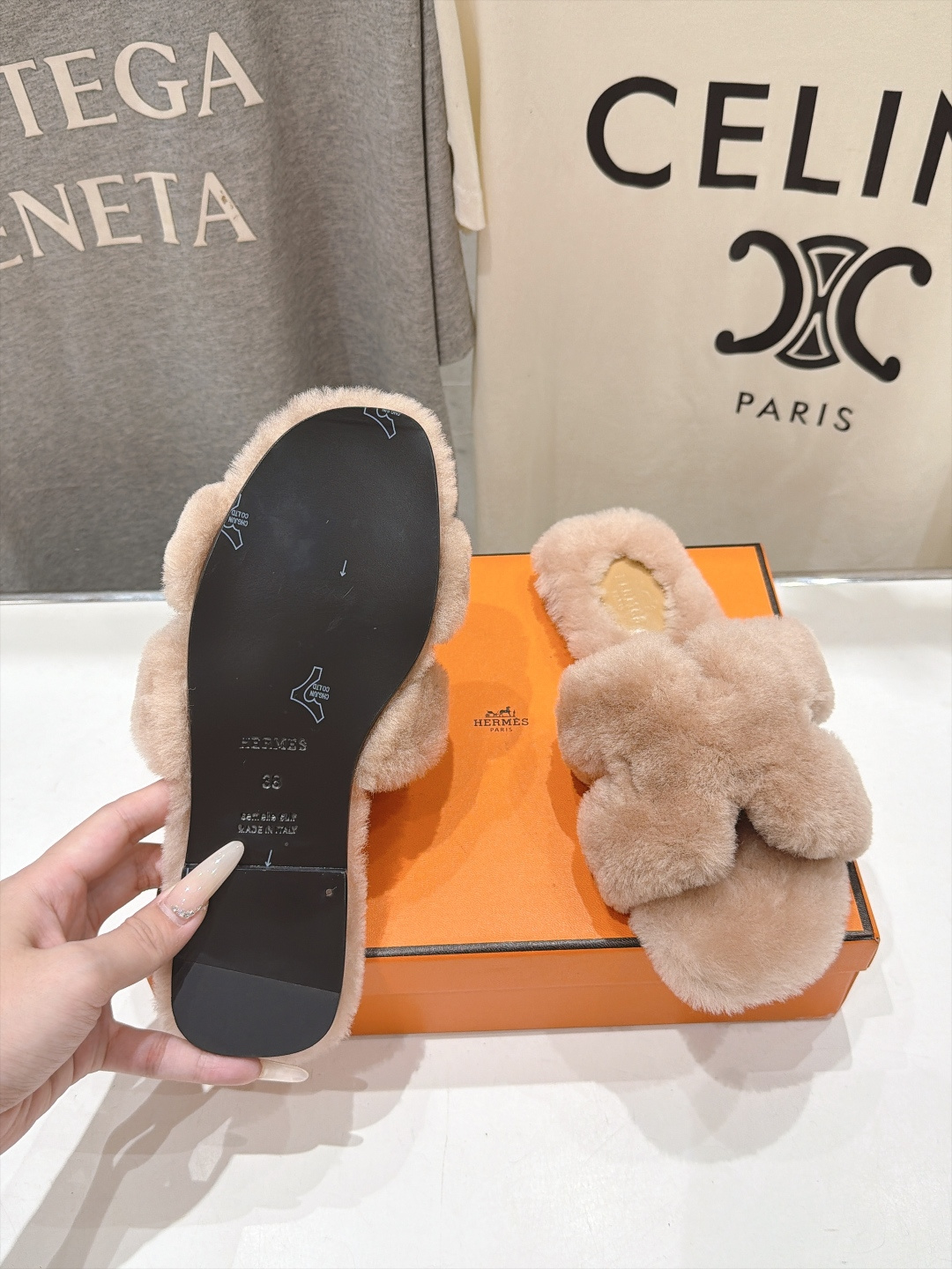 顶级出厂  Hermes*|爱马仕F075 2026ssH家新款平底毛毛拖鞋‼️ 羊羔毛特别柔软～上脚十分显白～软绵绵的