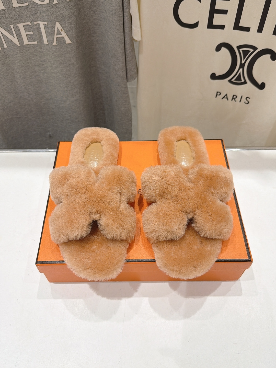 顶级出厂  Hermes*|爱马仕F075 2026ssH家新款平底毛毛拖鞋‼️ 羊羔毛特别柔软～上脚十分显白～软绵绵的