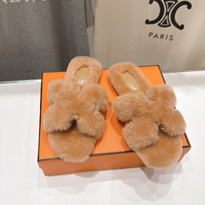 顶级出厂 Hermes*|爱马仕F075 2026ssH家新款平底毛毛拖鞋‼️ 羊羔毛特别柔软~上脚十分显白~软绵绵的 顶级出厂 Hermes*|爱马仕F075 2026ssH家新款平底毛毛拖鞋‼️ 羊羔毛特别柔软~上脚十分显白~软绵绵的